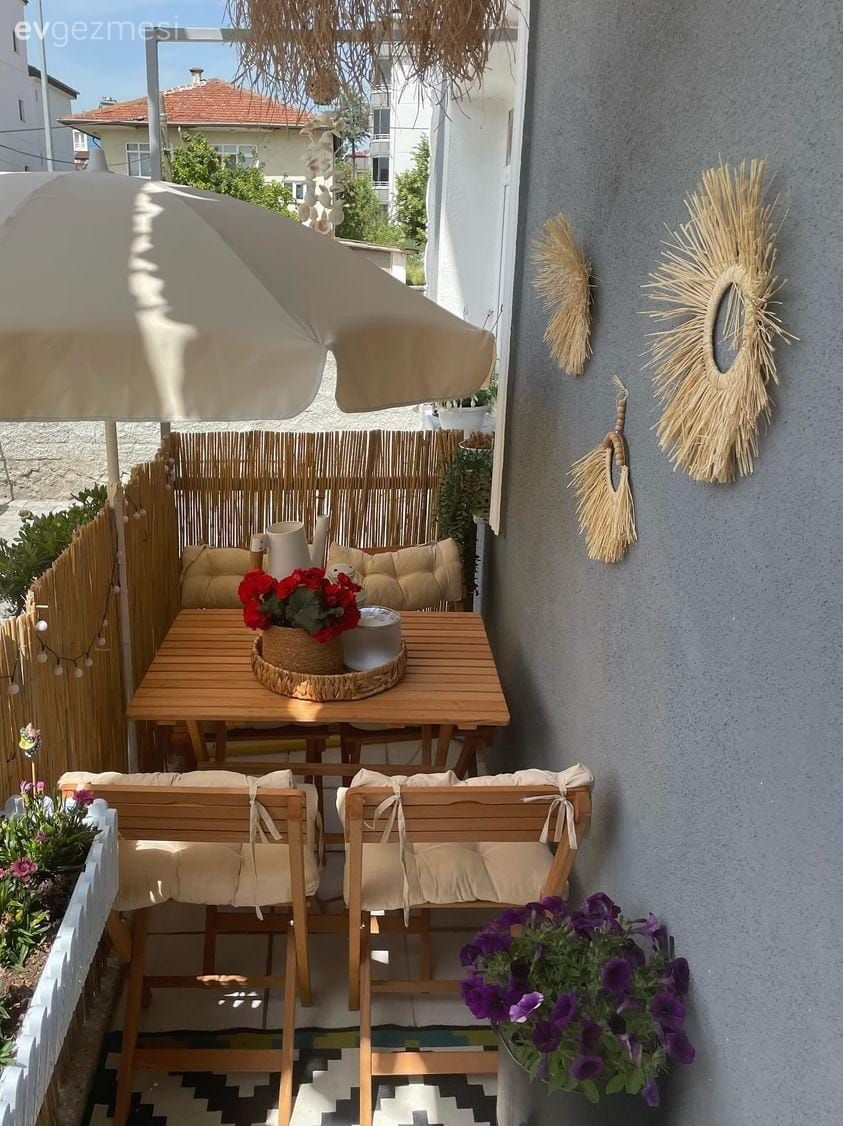 Balkon, Balkon oturma grubu, Sandalye, Balkon masası, Gri duvar, Bambu çit, Balkon çiçekleri, Ev bitkisi, Hasır