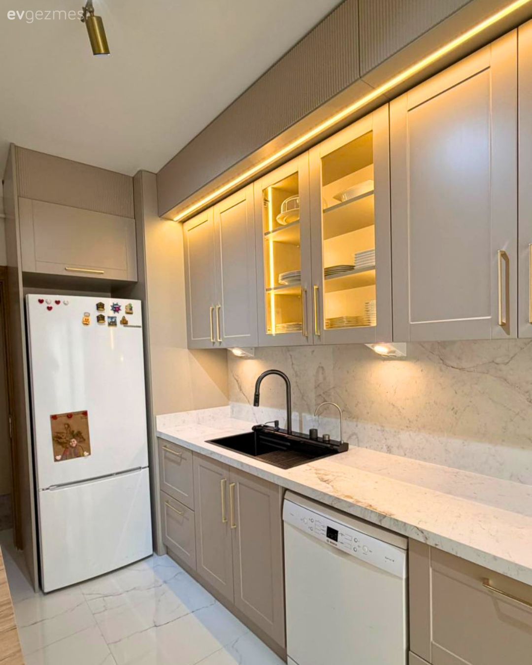 Bu Koridor Tipi Mutfakta Dolap Rengi Her Zamana Uyacak Türden