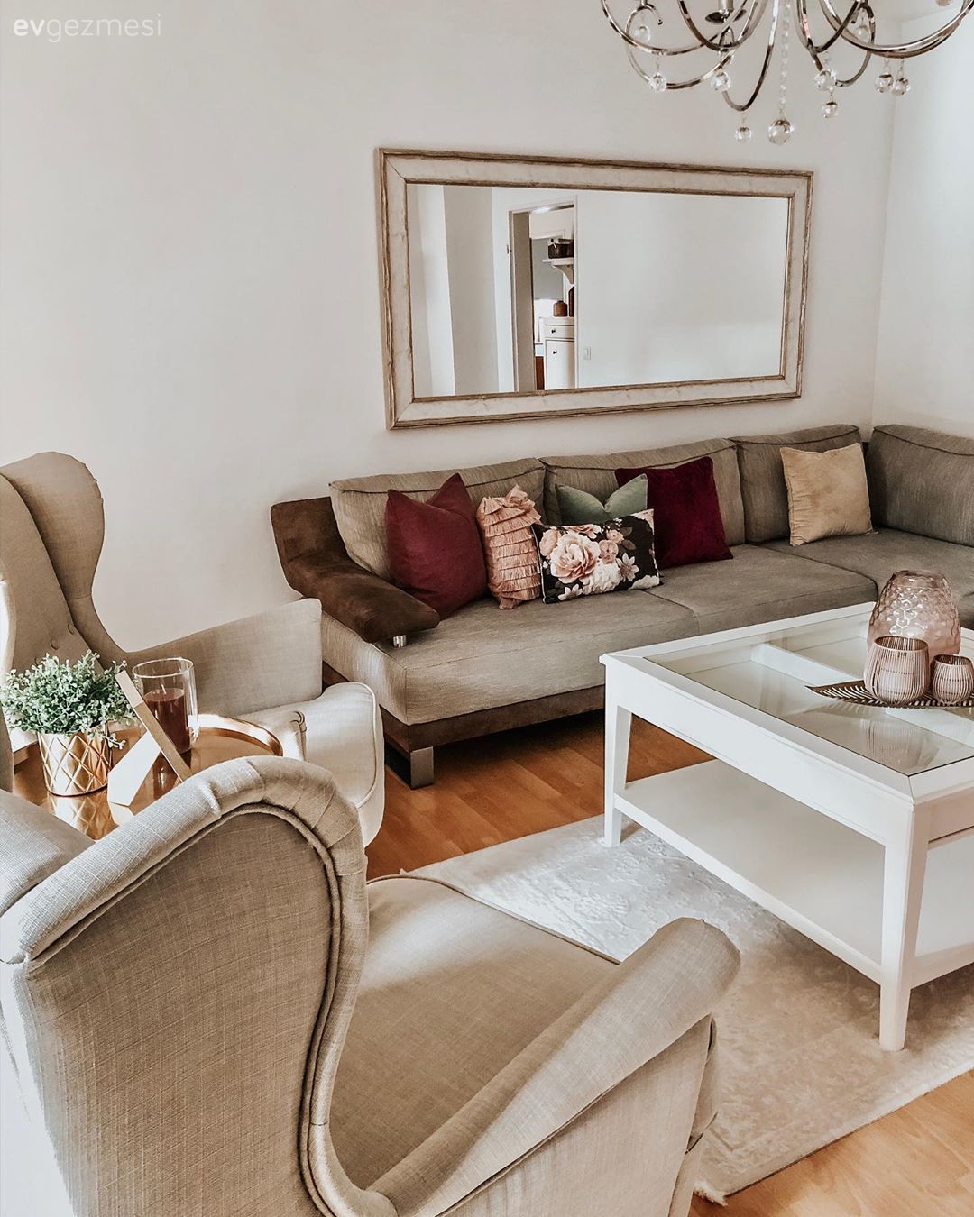 Salon, Modern, Köşe koltuk, Koltuk takımı, Gri, Kırmızı, Mavi, Berjer, Beyaz, Orta sehpa, Sehpa, Ayna, Halı, Salon halısı, Kırlent, Ev tekstili, Avize, Aydınlatma, Salon avizesi, Sehpa üstü aksesuarı, Ev Aksesuar, Bej