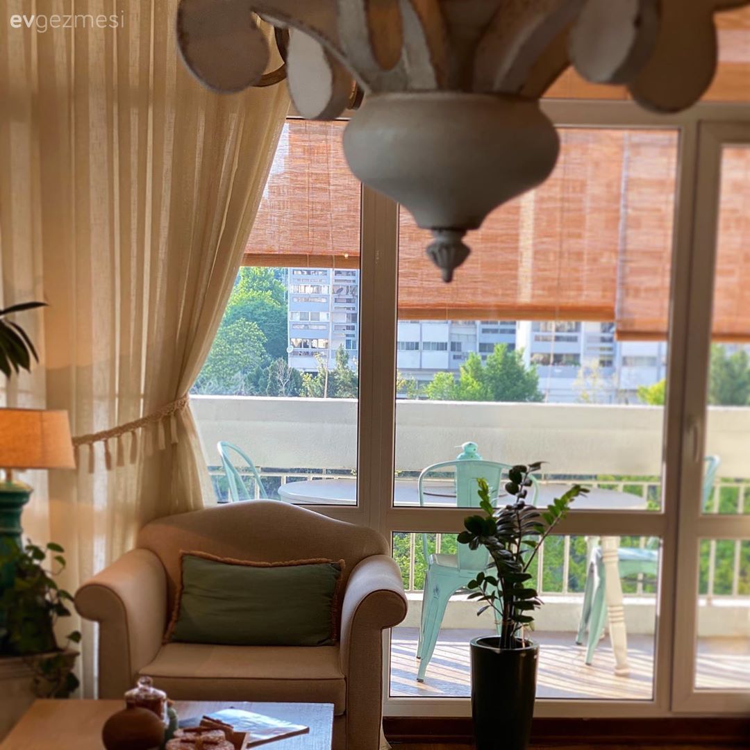 Salon, Country, Krem, Bej, Beyaz, Fon perde, Perde, Jaluzi, Abajur, Aydınlatma, Ev bitkisi, Berjer