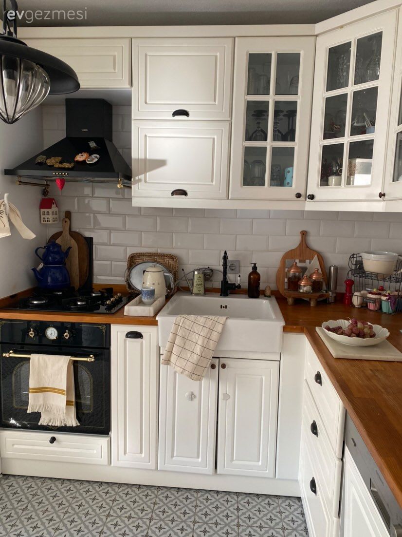 Mutfak, Beyaz, Beyaz ve ahşap mutfak, Ahşap mutfak tezgahı, Mutfak tezgahı, Mutfak tezgah arası, Tezgah arası seramik, Davlumbaz, Ankastre, Mutfak halısı, Mutfak Avize Modelleri, Eviye , Shaker kapaklı dolaplar, Metro seramik, Seramik, İskandinav