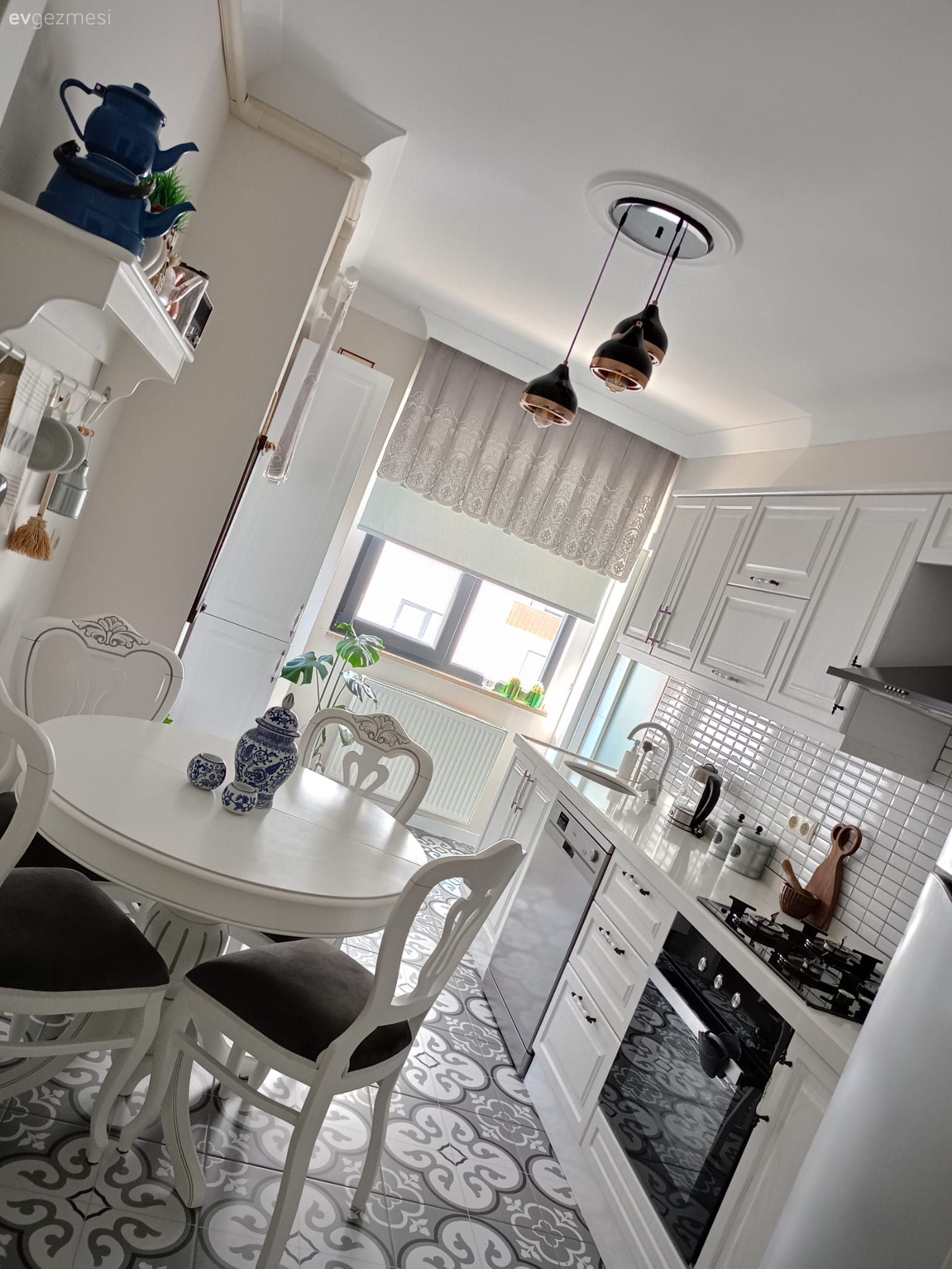 Mutfak, Country, Country mutfak, Beyaz, Siyah, Sandalye, Mutfak masası, Mutfak perdesi, Mutfak aksesuarları, Mutfak zemin seramikleri, Shaker kapaklı dolaplar, Davlumbaz