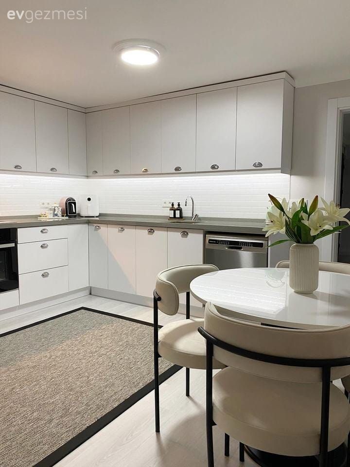 Mutfak, Beyaz, Bej, Mutfak tezgahı, Mutfak tezgah arası, Mutfak halısı, Sandalye, Mutfak masası, Mutfak aksesuarları
