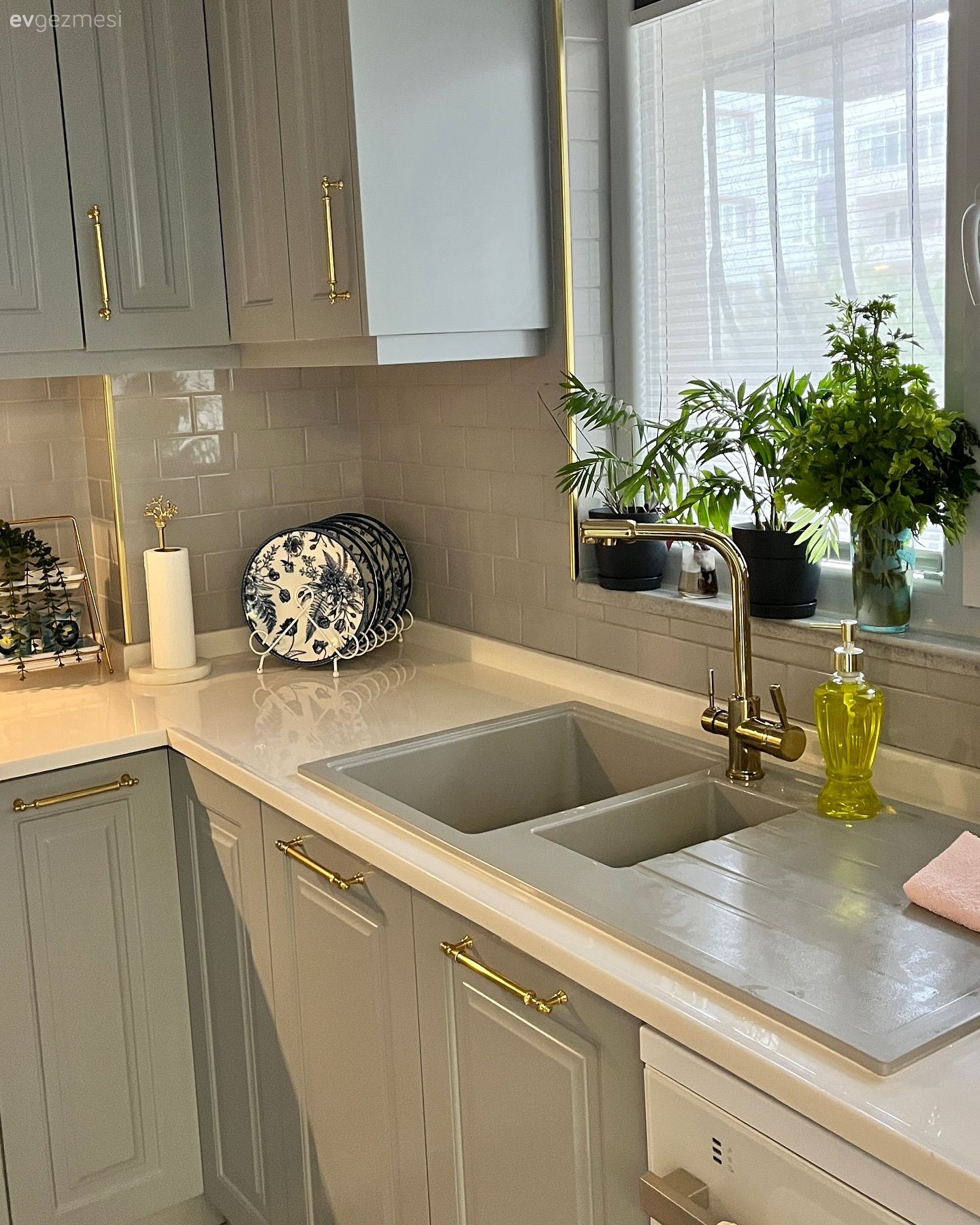 Bu Modern Mutfakta Gri Rengin Farklı Tonlarına Yer Verilmiş!