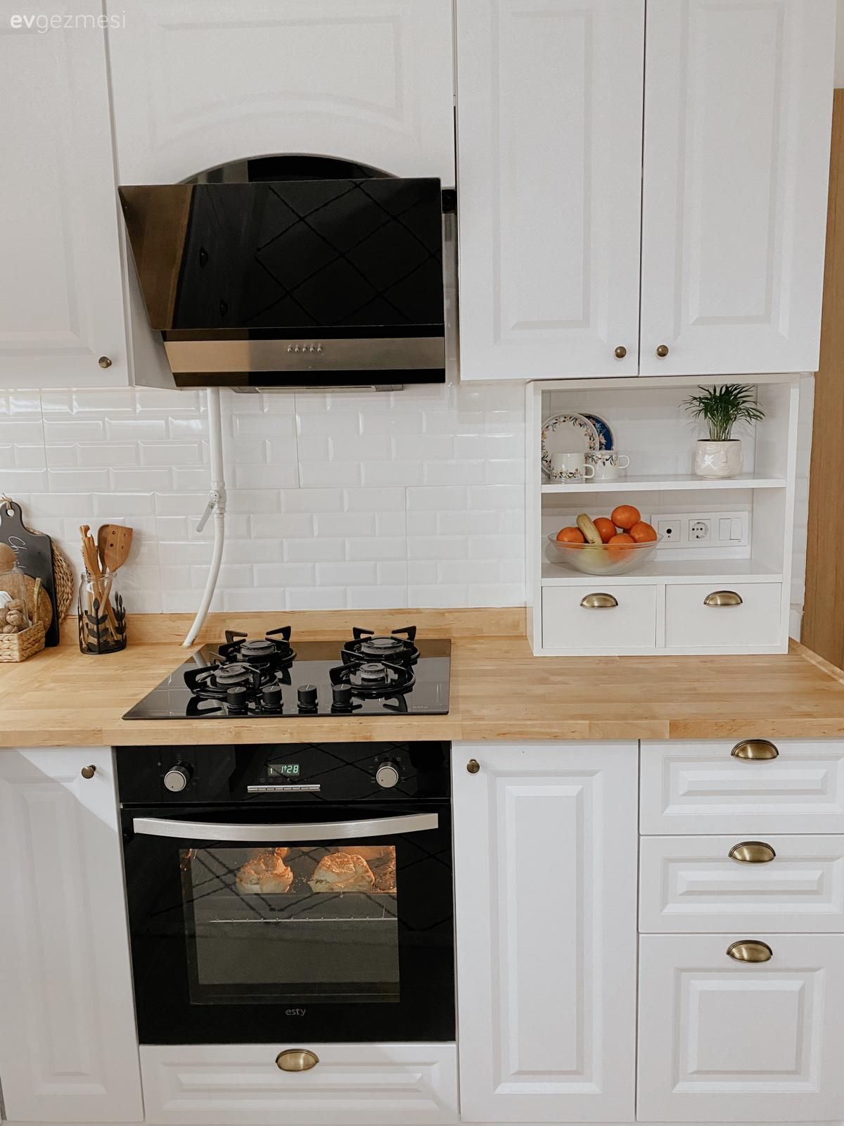 Beyaz, Siyah, Ahşap mutfak tezgahı, Mutfak tezgahı, Shaker kapaklı dolaplar, Mutfak, Davlumbaz, Mutfak aksesuarları, Dekoratif Objeler