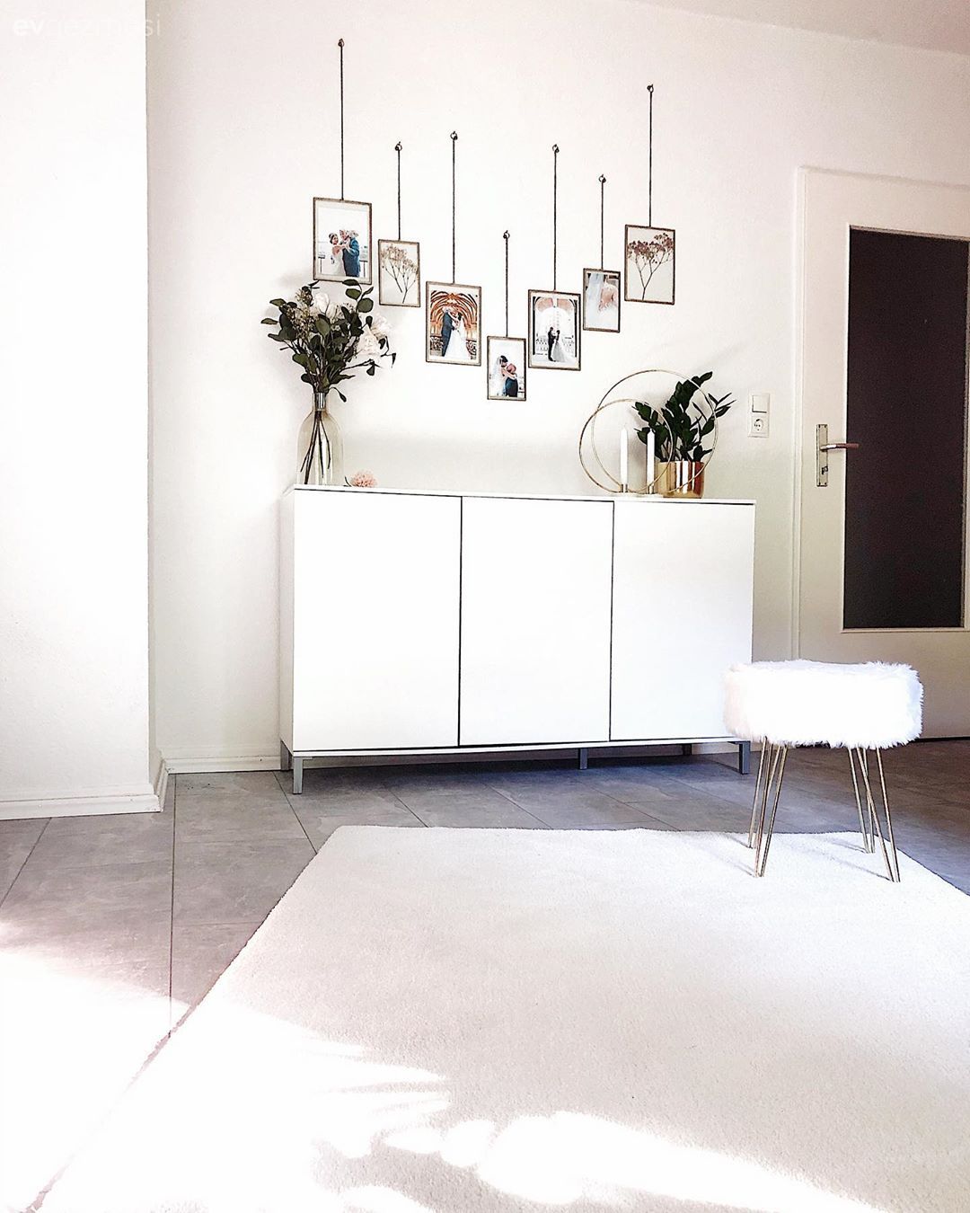 Konsol, Konsol üzeri dekoratif objeleri, Ev Aksesuar, Ev bitkisi, Vazo, Metal ayaklı puf, Halı, Beyaz halı, Salon halısı, Duvar dekorasyonu, Çerçeve