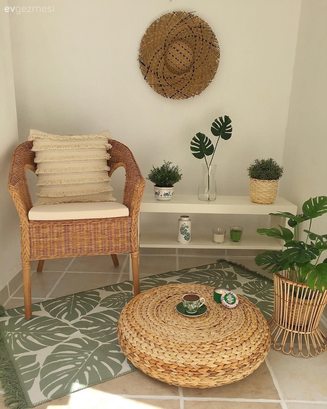 Balkon, Balkon masası, Hasır, Balkon halısı, Yeşil, Beyaz, Sepet saksı, Balkon duvar dekorasyonu, Ev bitkisi, Hasır puf