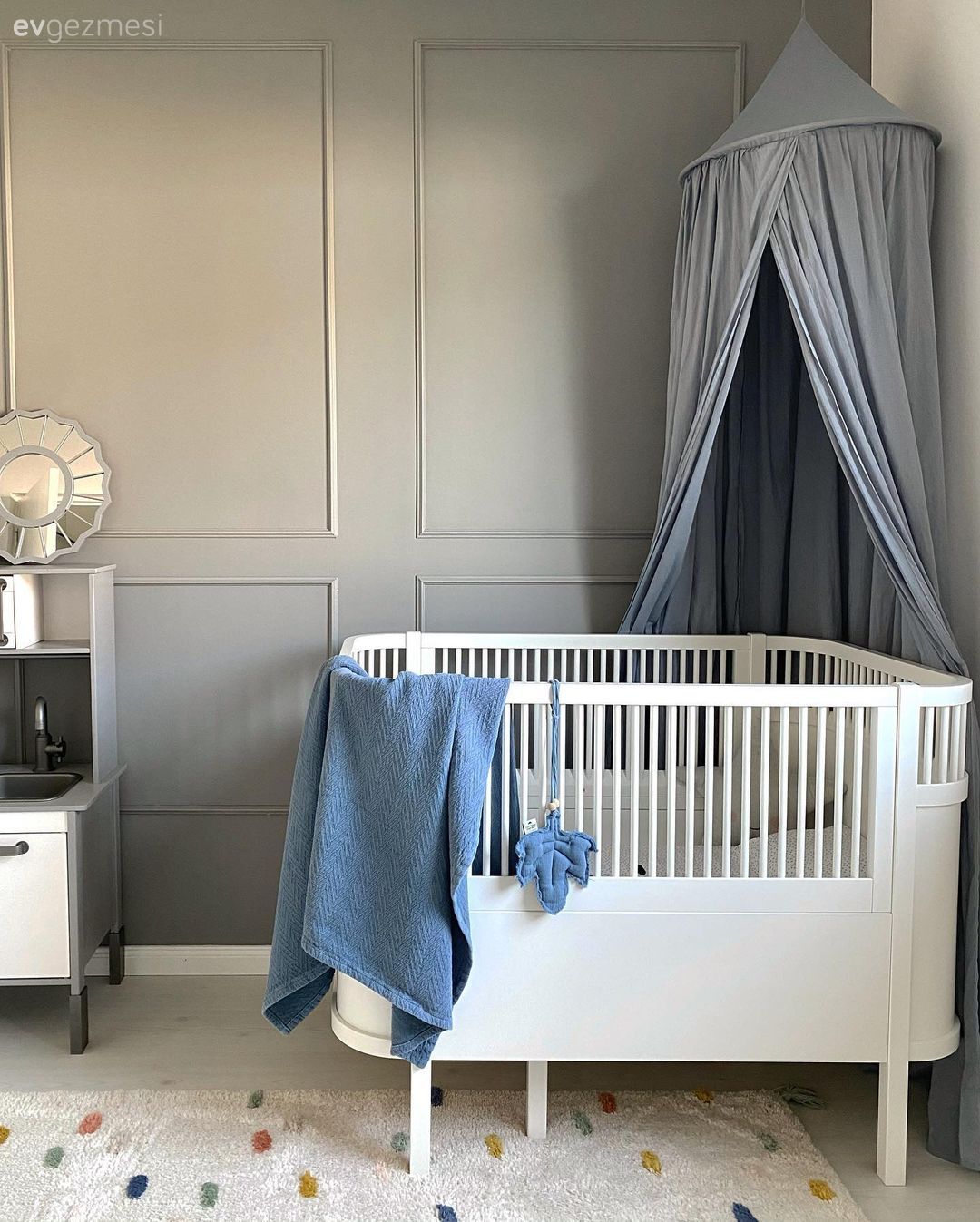 Mavi, Bebek odası, Çocuk Odası, Beşik, Cibinlik, Beyaz, Duvar çıtalama, Gri, Mini mutfak, Gri duvar