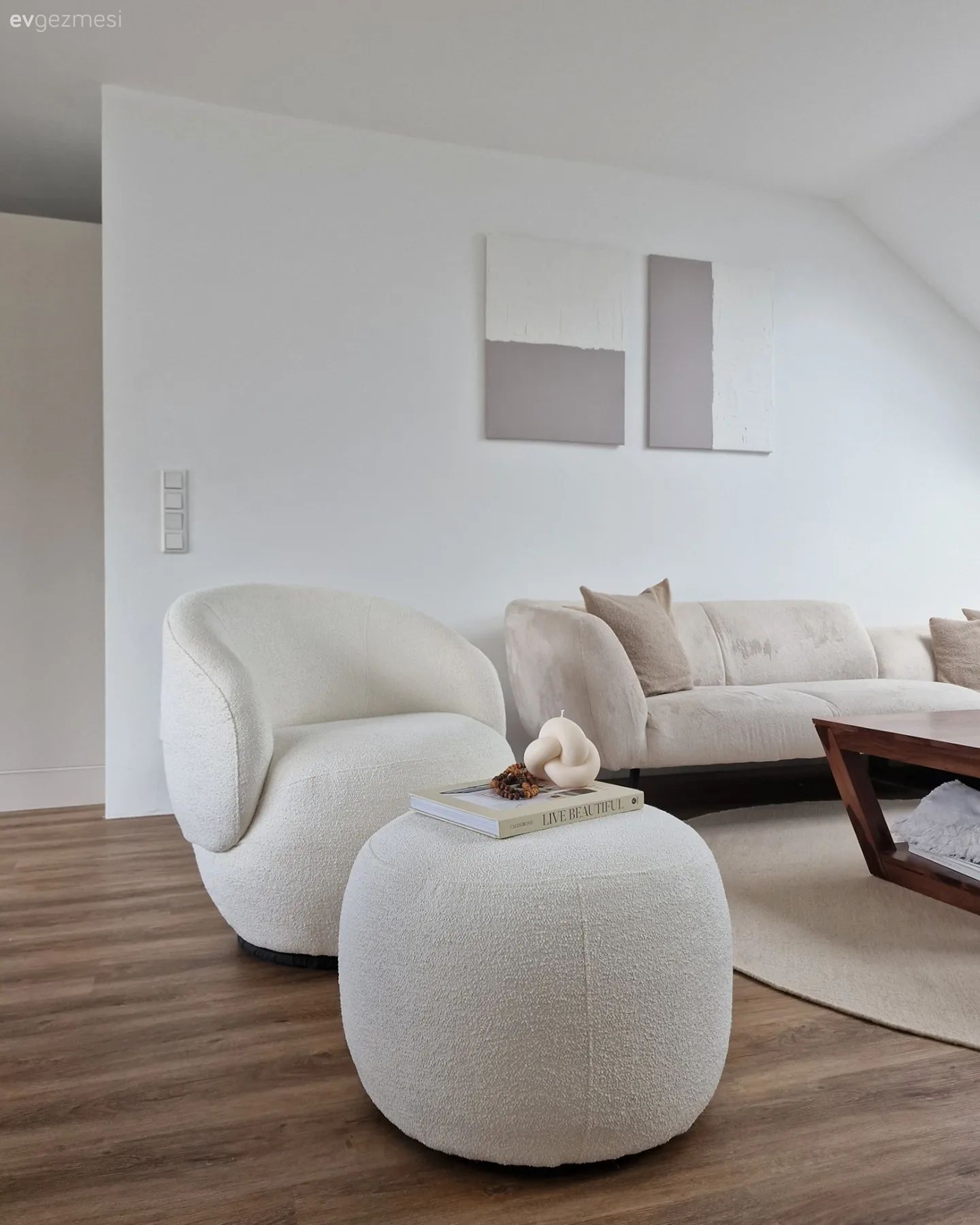 Bu Çatı Katı Katının Basıklığına Çözüm Açık Renklerle Bulunmuş!