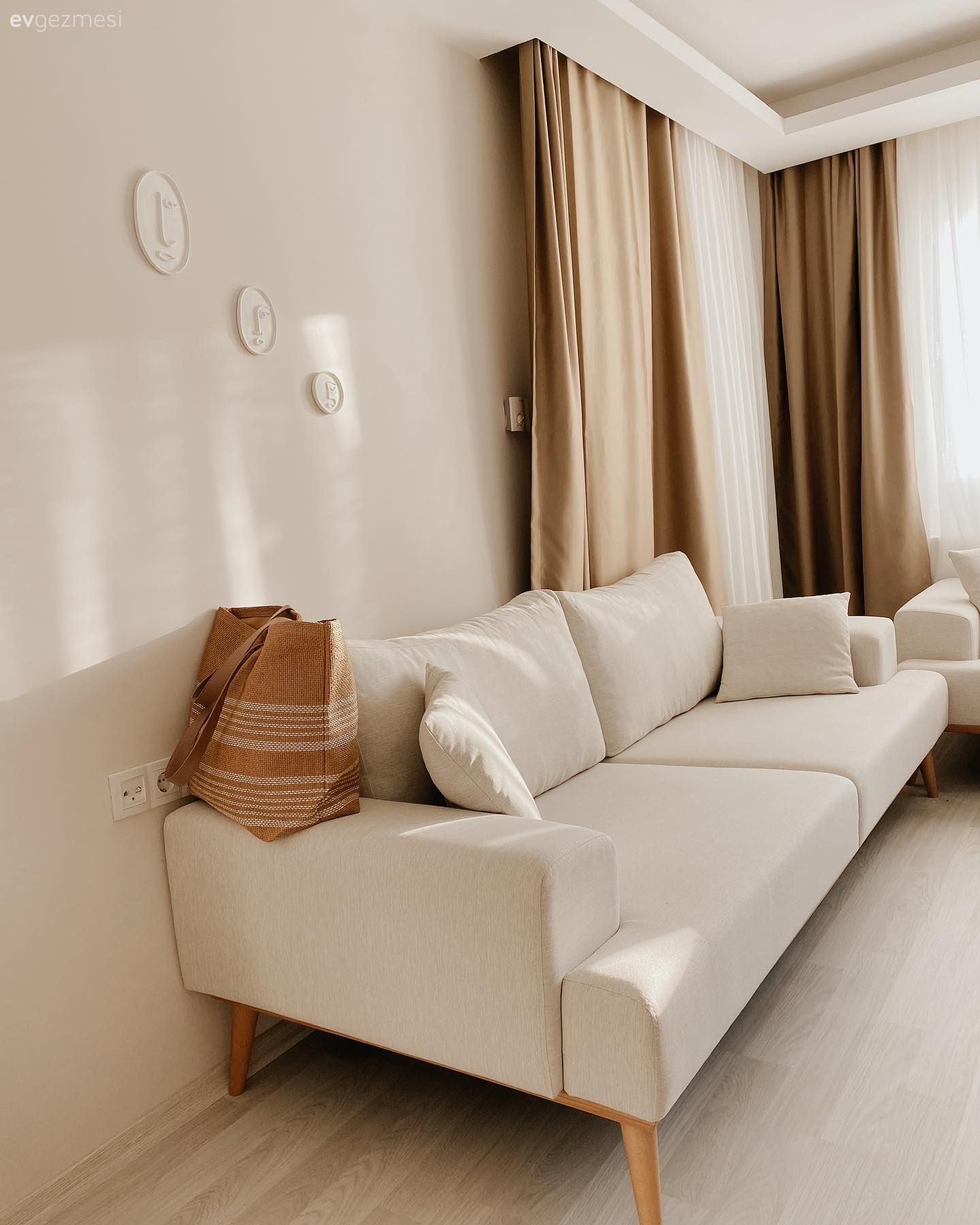 Salon, Beyaz, Kahverengi, Fon perde, Perde, Tül perde, Koltuk takımı, Kırlent, Ev tekstili