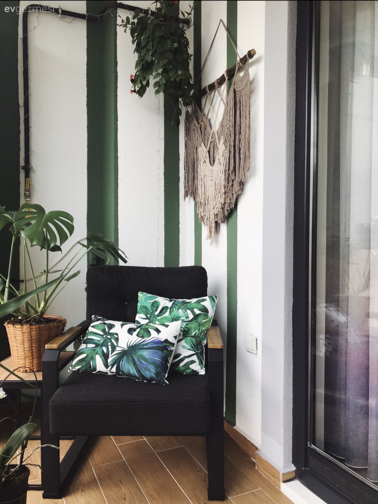 Balkon, Gri, Füme, Yeşil, Beyaz, Balkon duvar dekorasyonu, Balkon masası, Balkon oturma grubu, Ev bitkisi, Kırlent, Ev tekstili, Makrome