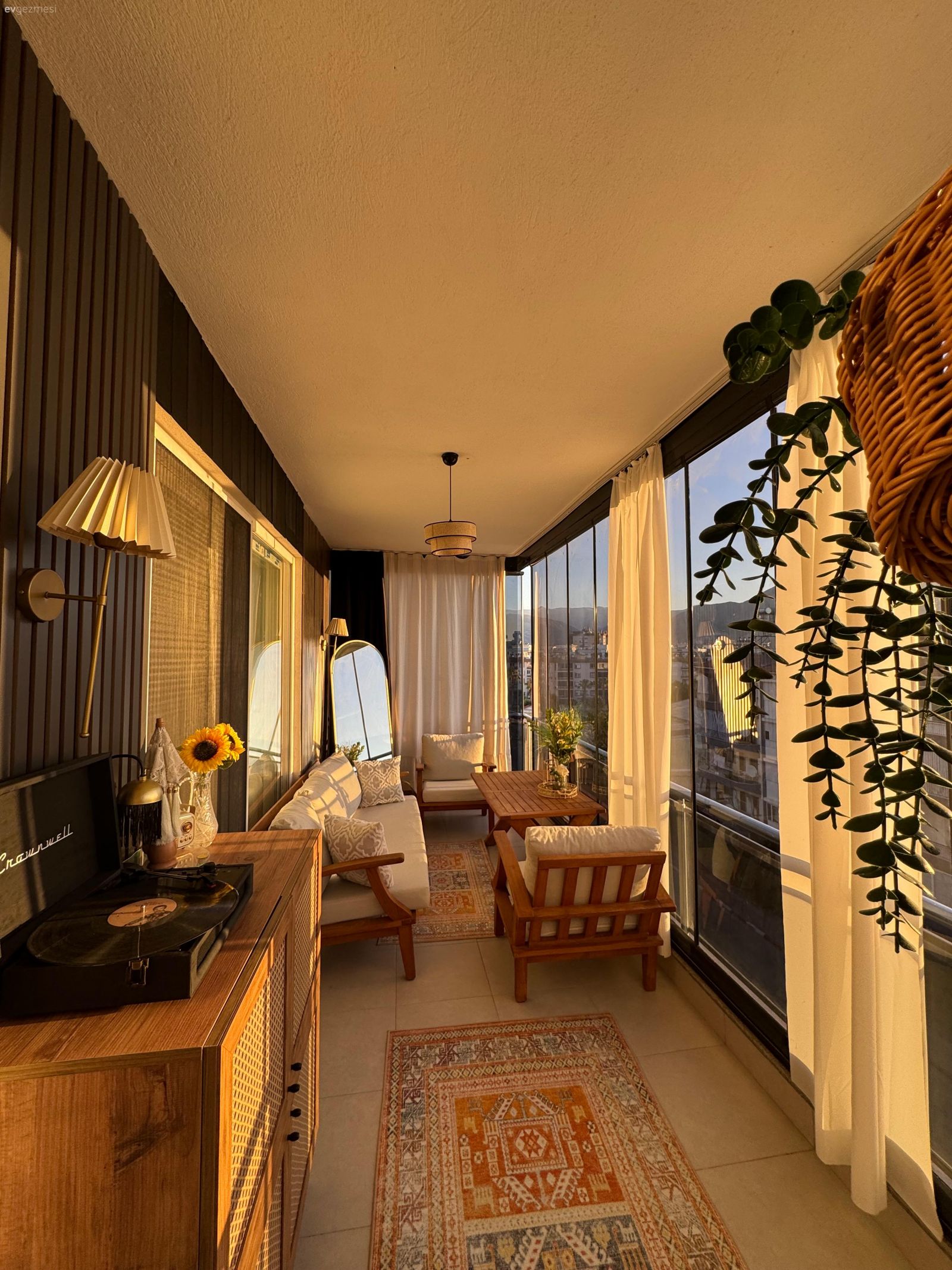 Antalya'daki Bu Balkonda Farklı Ruha Sahip Parçalar Bir Arada