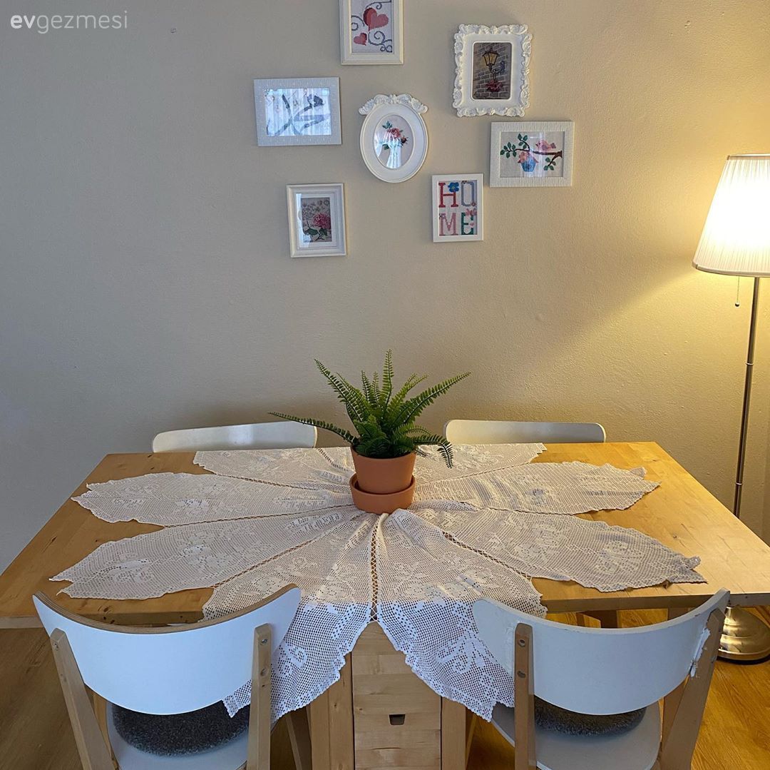 Yemek masası, Sandalye, Beyaz, Duvar dekorasyonu, Masa örtüsü, Ev tekstili, Kitaplık