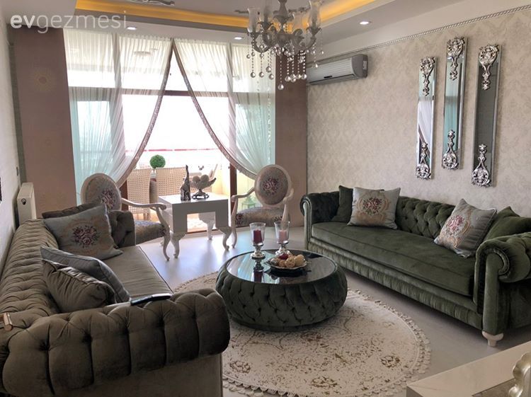 Klasik, Yeşil, Krem, Gümüş, Chesterfield, Koltuk takımı, Kırlent, Ev tekstili, Kruvaze perde, Perde, Berjer, Sehpa, Duvar kağıdı, Duvar dekorasyonu, Dekoratif ayna, Ayna, Avize, Aydınlatma, Salon avizesi, Led aydınlatma, Spot aydınlatma, Orta sehpa, Puf, Sehpa üstü aksesuarı, Ev Aksesuar, Halı, Salon halısı, Oturma Odası