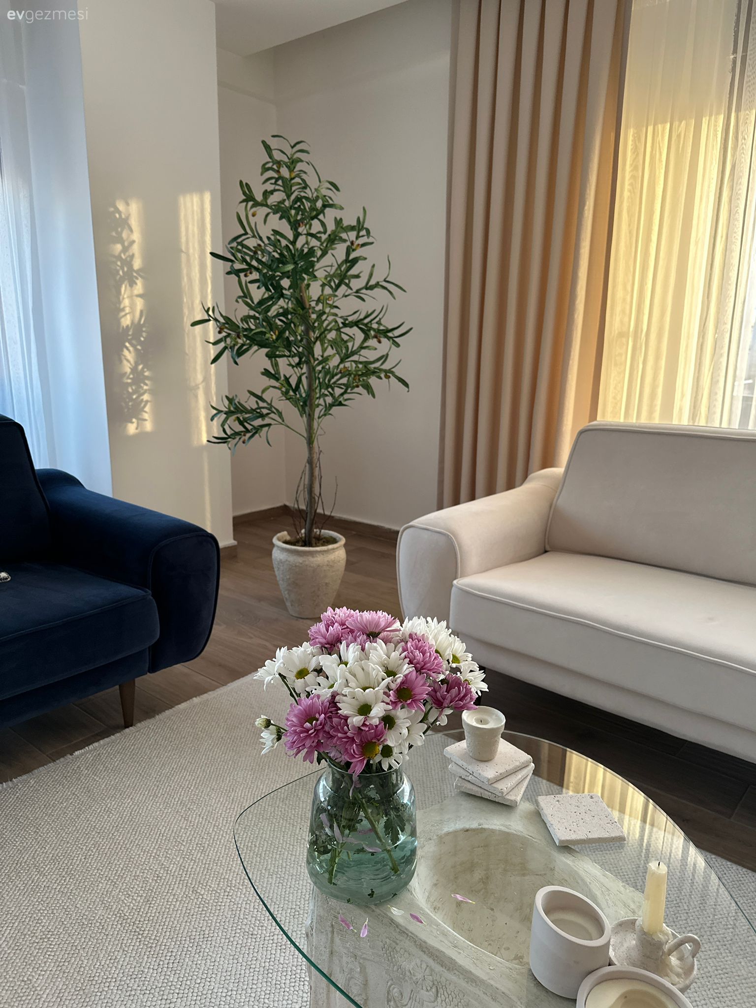 Bu Modern Evde Lacivert Vurgusu Dekora Hareket Katmış