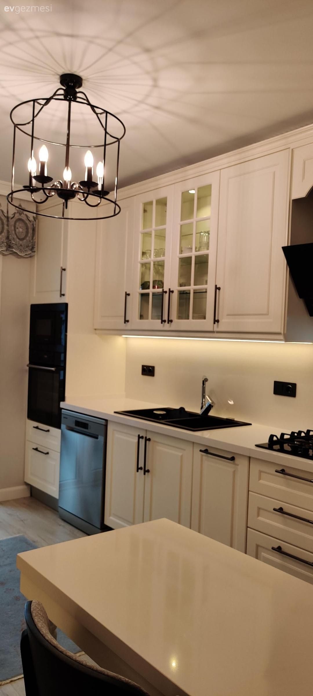 Mutfak, Beyaz, Beyaz mutfak, Siyah, Mutfak tezgahı, Mutfak tezgah arası, Tezgah arası seramik, Mutfak perdesi, Davlumbaz, Ankastre, Mutfak masası, Sandalye, Shaker kapaklı dolaplar, Gri, Mutfak halısı, Mutfak Avize Modelleri