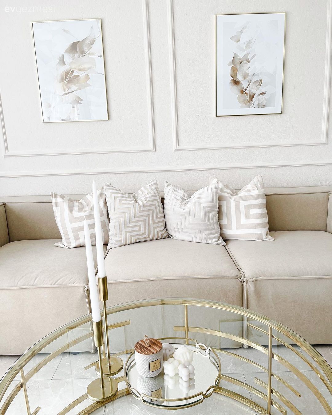 Salon, Modern, Koltuk takımı, Krem, Bej, Beyaz, Duvar çıtalama, Çerçeve, Tablo, Duvar dekorasyonu, Kırlent, Ev tekstili, Şamdan, Ev Aksesuar, Yuvarlak sehpa, Sehpa, Altın