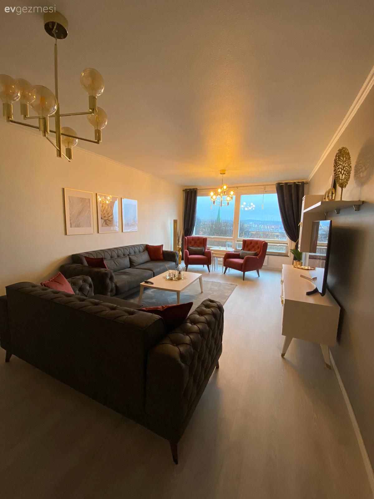 Salon, Modern, Füme, Gri, Koltuk takımı, Berjer, Tv ünitesi, Tv ünitesi aksesuarları, Ev Aksesuar, Avize, Aydınlatma, Salon avizesi, Parke, Fon perde, Perde, Kırlent, Ev tekstili, Tablo, Duvar dekorasyonu, Orta sehpa, Sehpa, Halı, Salon halısı, Kırmızı