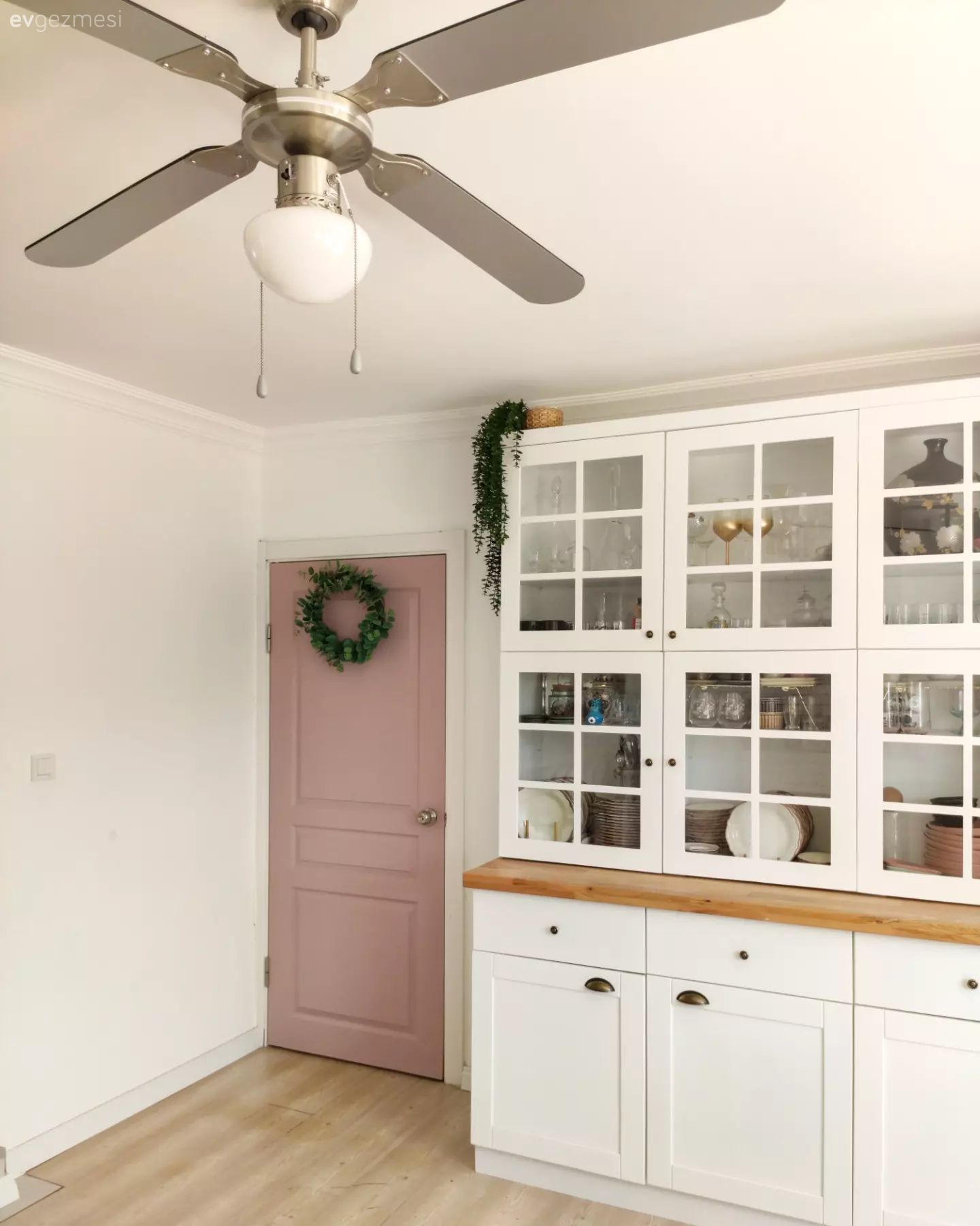 Tavan vantilatörü, Beyaz, Beyaz ve ahşap mutfak, Mutfak, Country, Ekstra mutfak dolabı