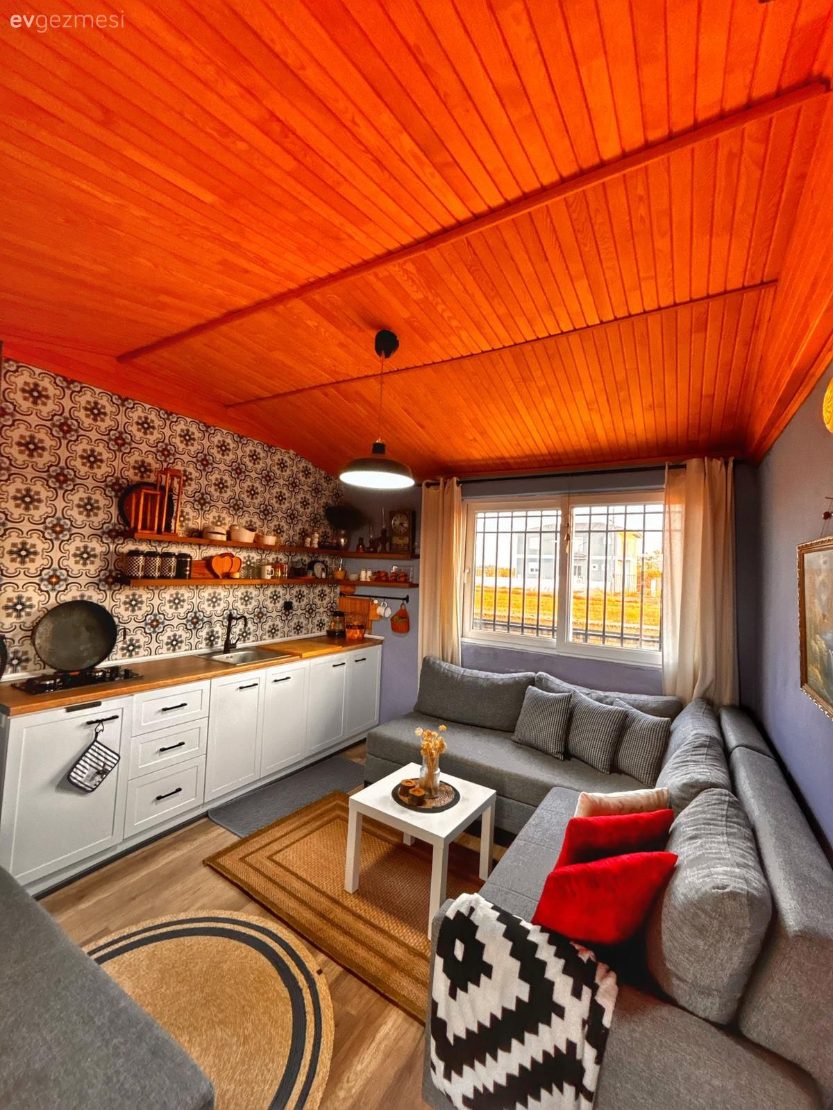 Bahçeye Yapılan Bu Tek Odalı Ev Tatillerde Kaçış Mekânı