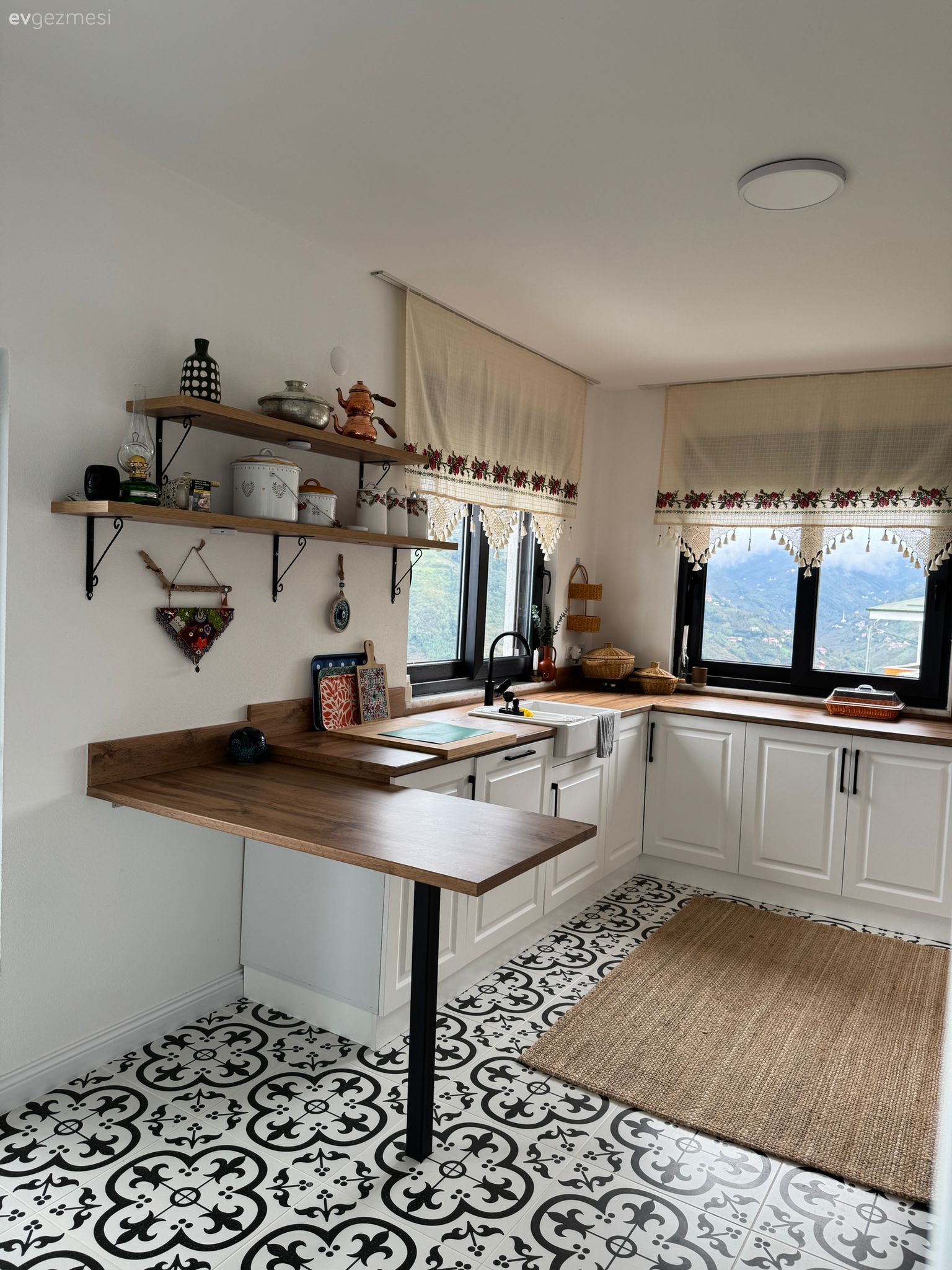 Manzaraya Saygı Duruşu: Trabzon'da Ege Ruhuna Sahip Köy Evi