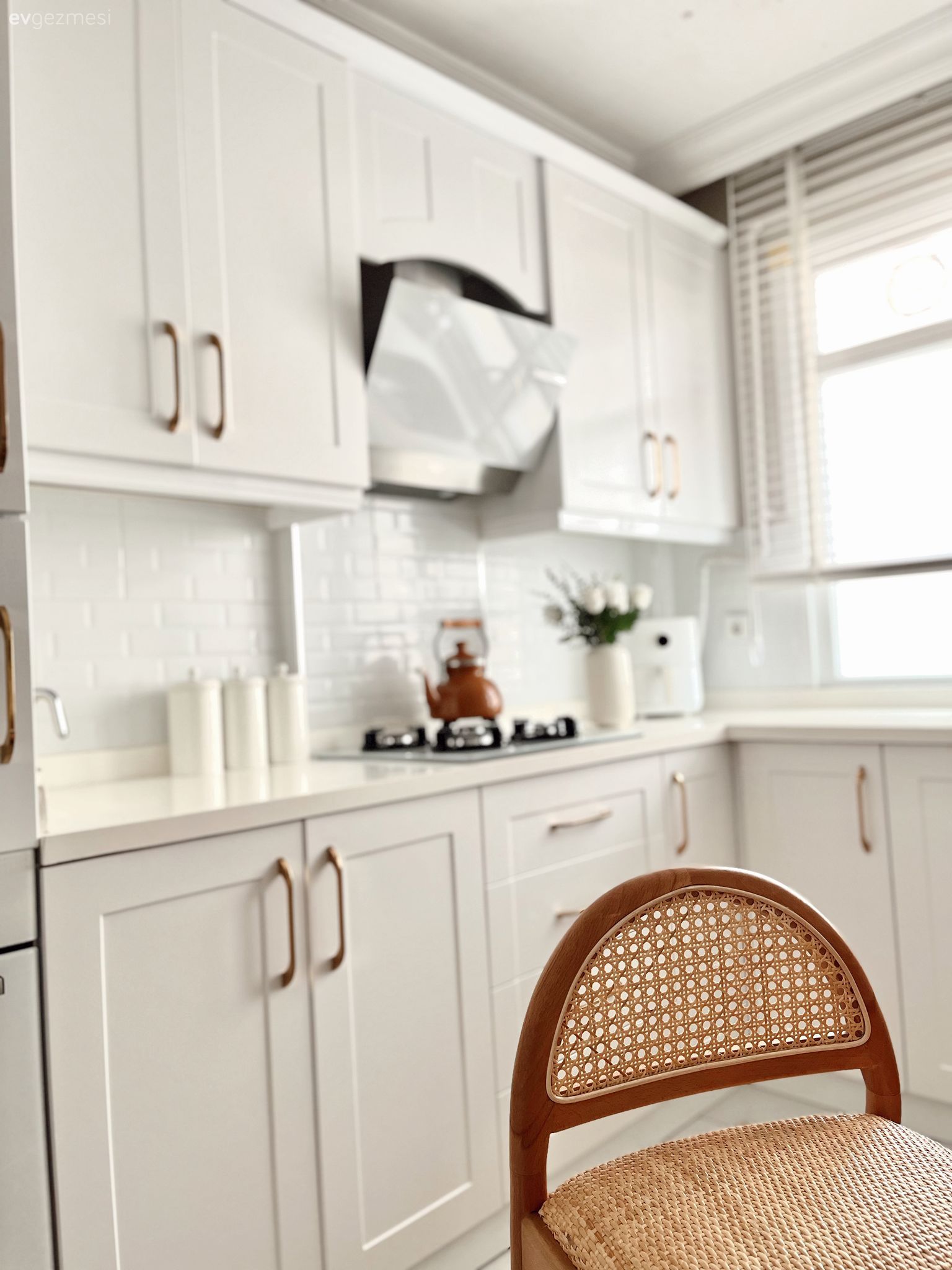 Mutfak, İskandinav, Beyaz, Bej, Krem, Mutfak tezgahı, Mutfak tezgah arası, Davlumbaz, Mutfak aksesuarları, Mutfak perdesi, Shaker kapaklı dolaplar, Mutfak sandalyesi, Hazeran