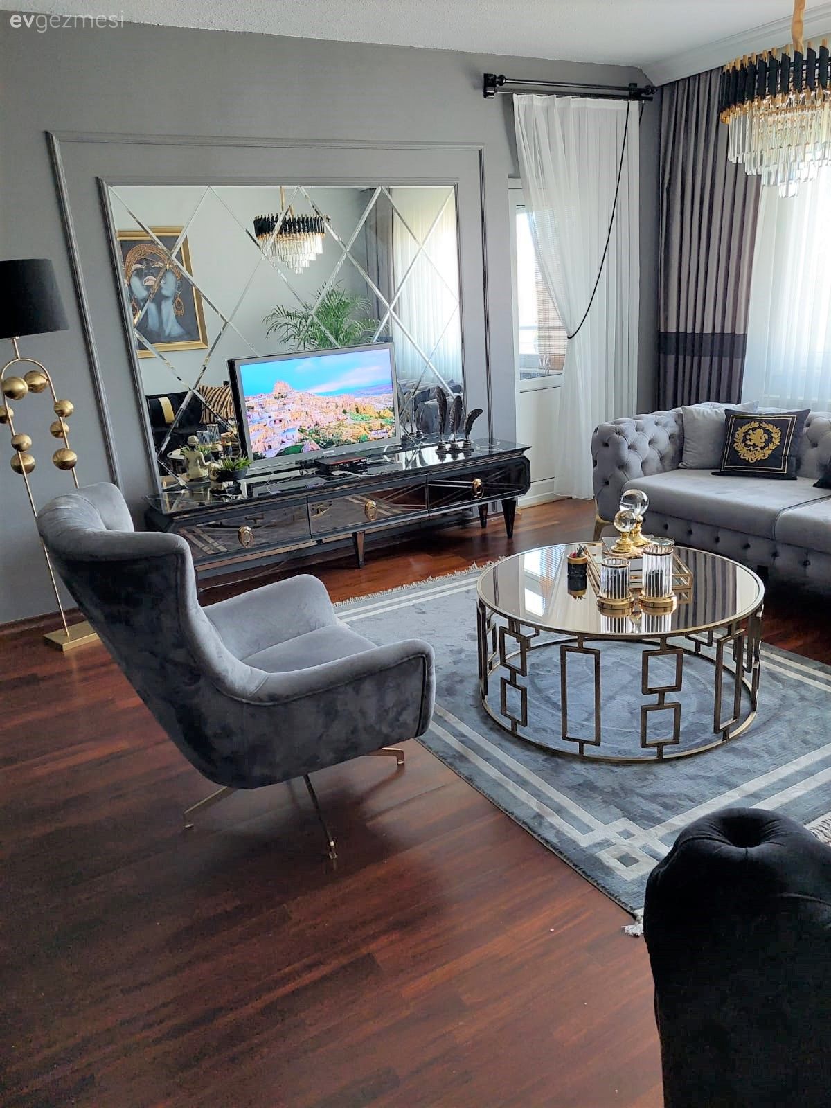 Bu İstanbul Evinde Uyumlu Renkler Işıltılarla Hareket Kazanmış