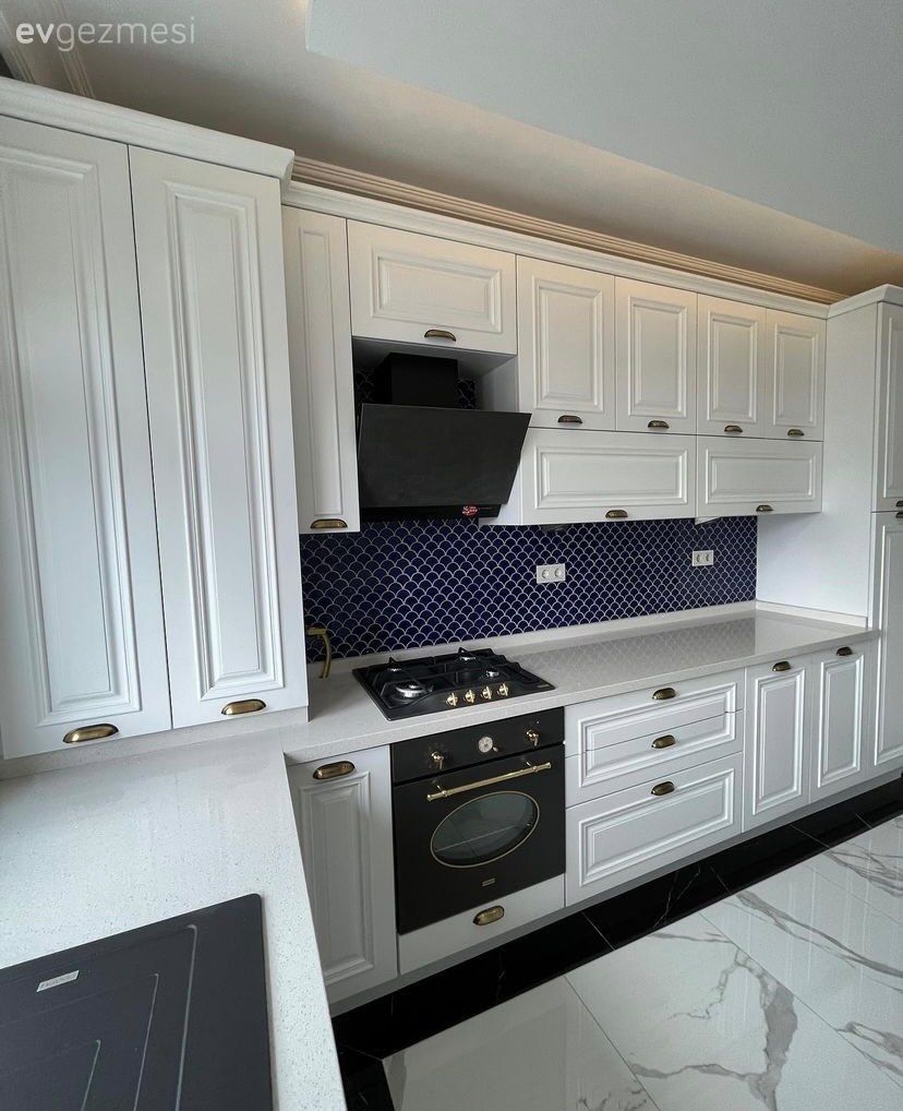 Mutfak, Shaker kapaklı dolaplar, Beyaz, Mavi, Siyah, Ankastre, Davlumbaz, Mutfak tezgahı, Mutfak tezgah arası, Tezgah arası seramik, Mutfak zemin seramikleri