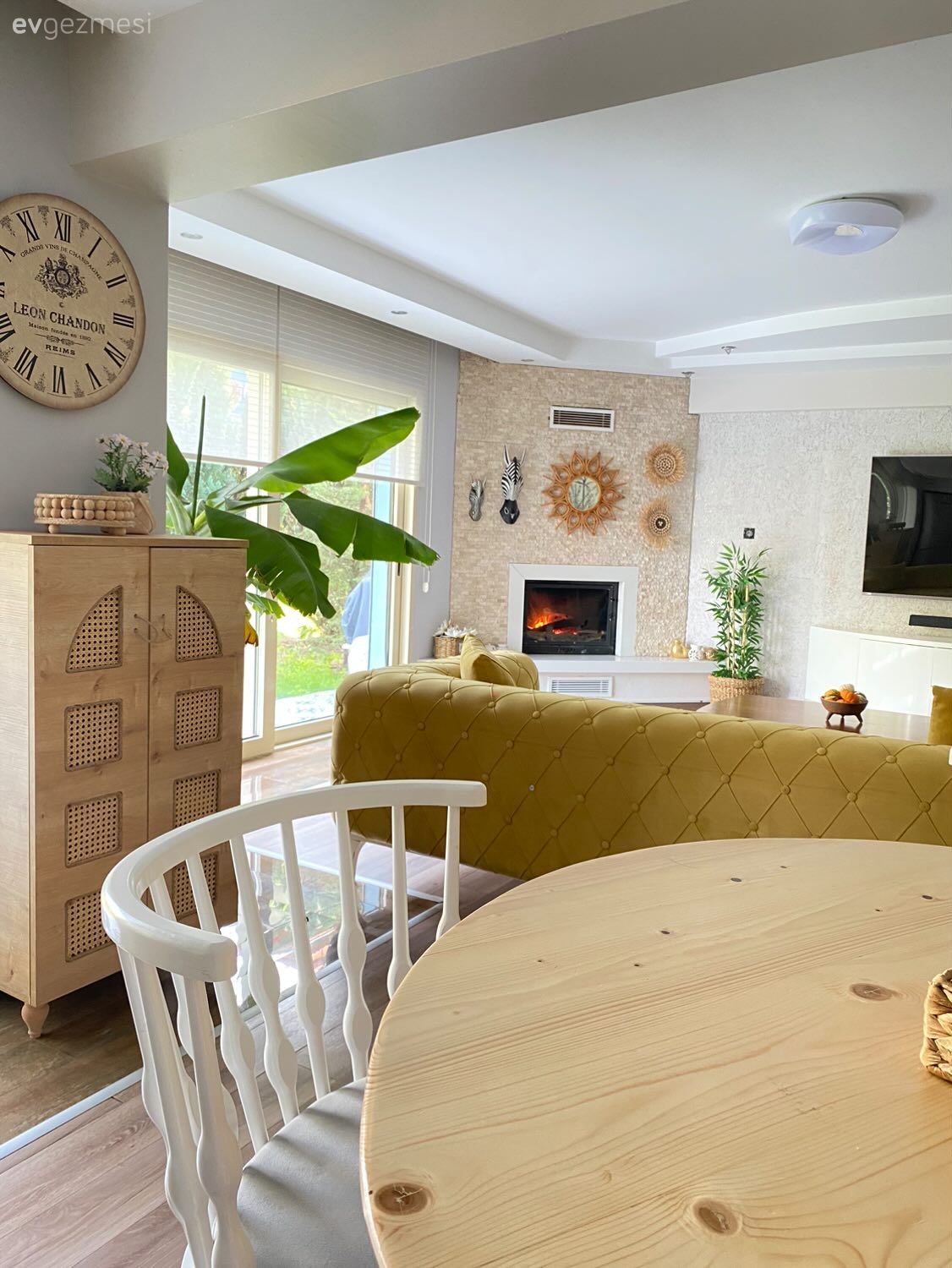 Salon, Country, Beyaz, Yeşil, Koltuk takımı, Açık konsept yaşam alanı, Tv ünitesi, Tv ünitesi aksesuarları, Ev Aksesuar, Duvar saati, Duvar dekorasyonu, Ev bitkisi, Ahşap Mobilya, Sandalye, Hasır avize