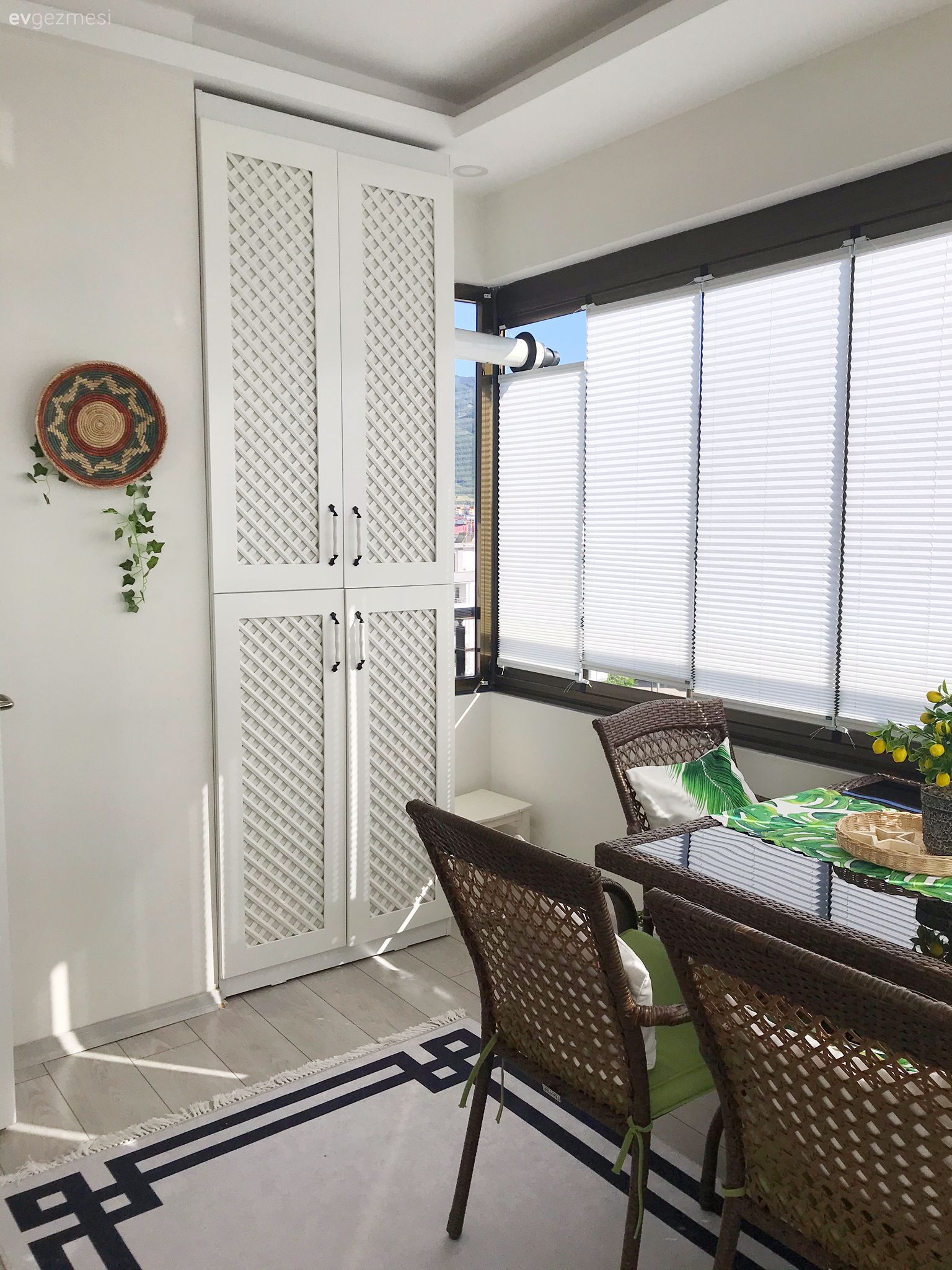 Balkon, Balkon halısı, Beyaz, Siyah, Balkon masası, Sandalye, Kapalı balkon