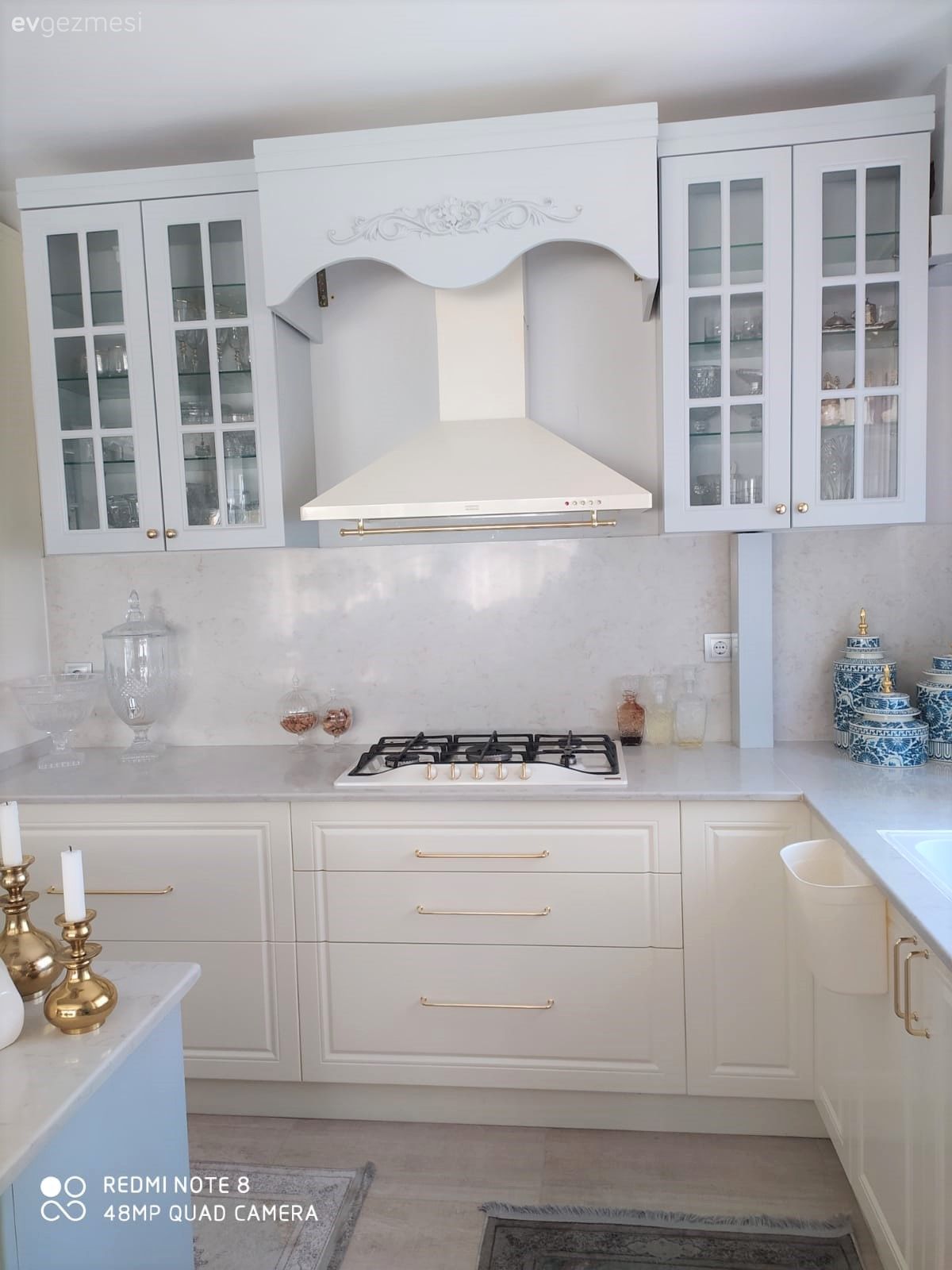 Mutfak, Beyaz, Country mutfak, Altın, Mutfak tezgahı, Mutfak tezgah arası, Davlumbaz, Mutfak halısı, Mutfak aksesuarları, Şamdan, Ev Aksesuar, Mavi