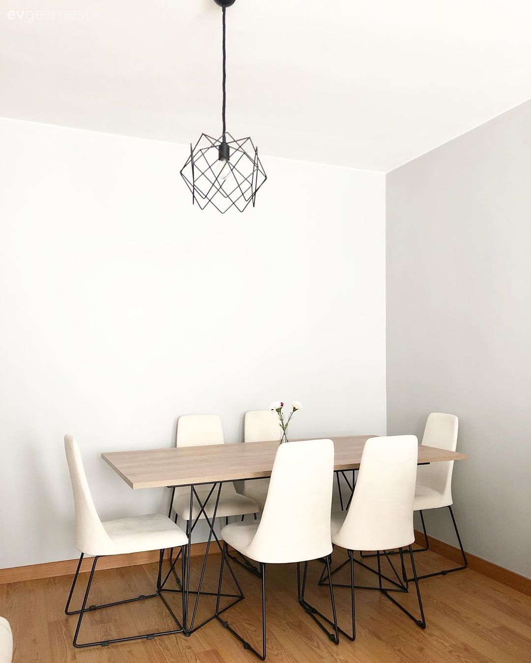 Ev Gezmesi: Bu Minimalist Ev Her Detayında Sadeliği Kutluyor