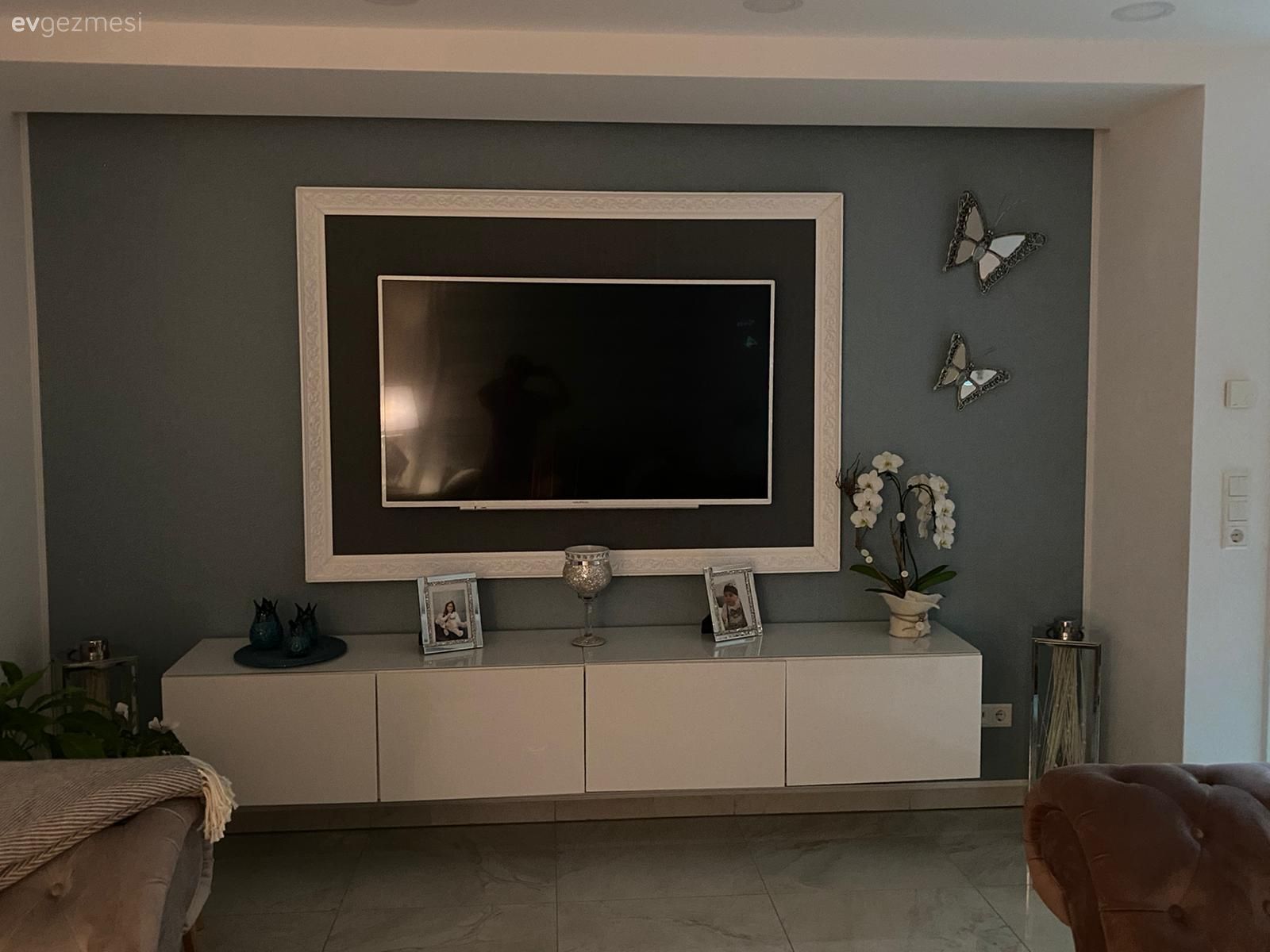 Mavi duvar, Tv ünitesi, Tv ünitesi aksesuarları, Ev Aksesuar, Beyaz, Gri, Siyah, Dekoratif Objeler, Duvar dekorasyonu