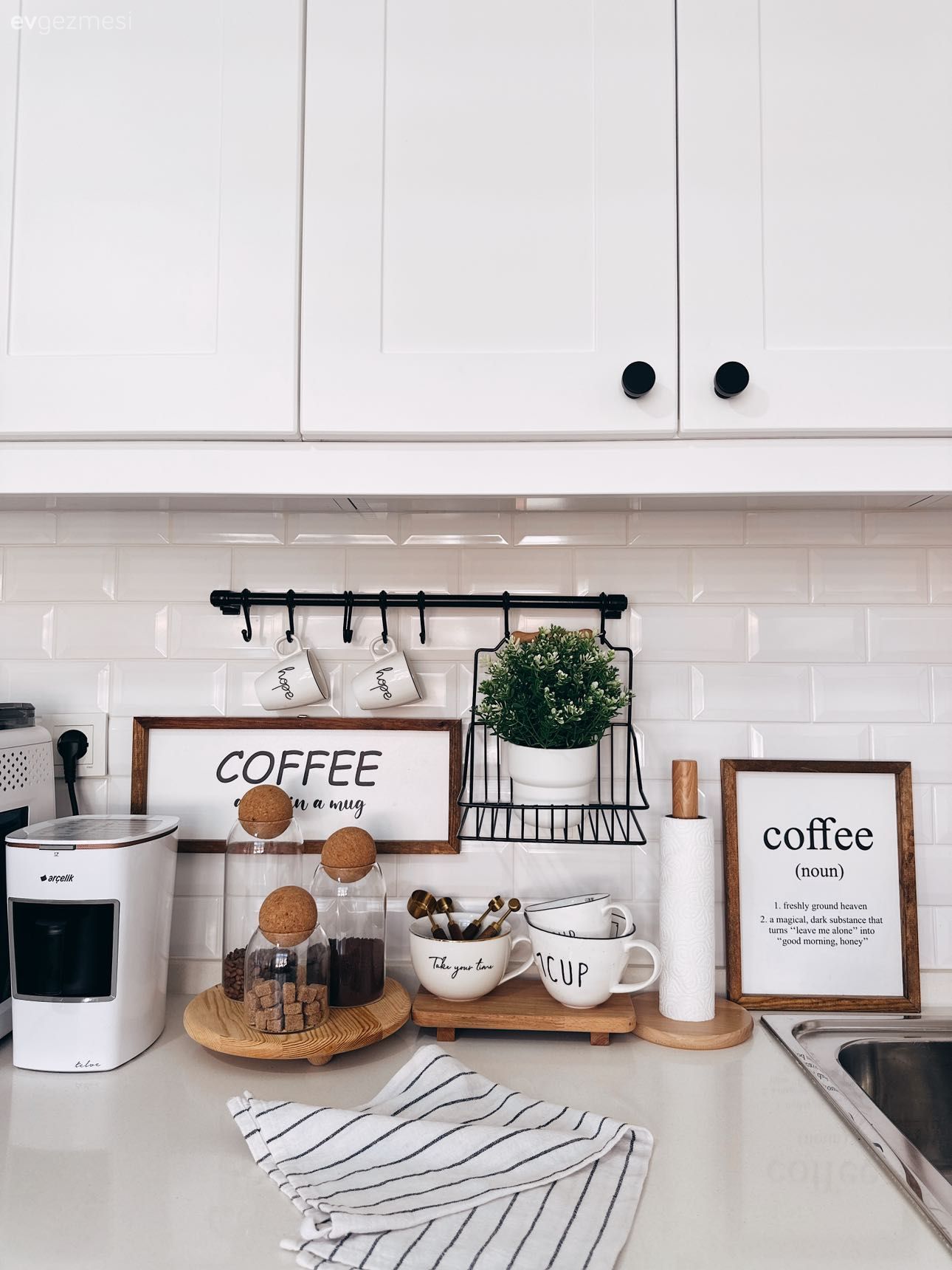 Beyaz, Shaker kapaklı dolaplar, Mutfak, Mutfak aksesuarları, Mutfak tezgahı, Mutfak tezgah arası, Tezgah arası seramik