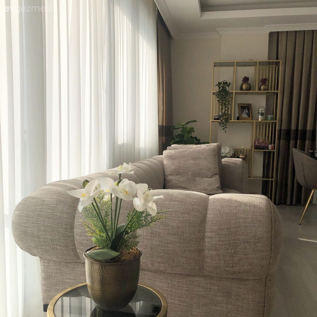 Yan sehpa, Sehpa, Siyah, Altın, Vazo, Ev Aksesuar, Koltuk takımı, Vitrin, Dekoratif Objeler, Fon perde, Perde, Tül perde, Sandalye