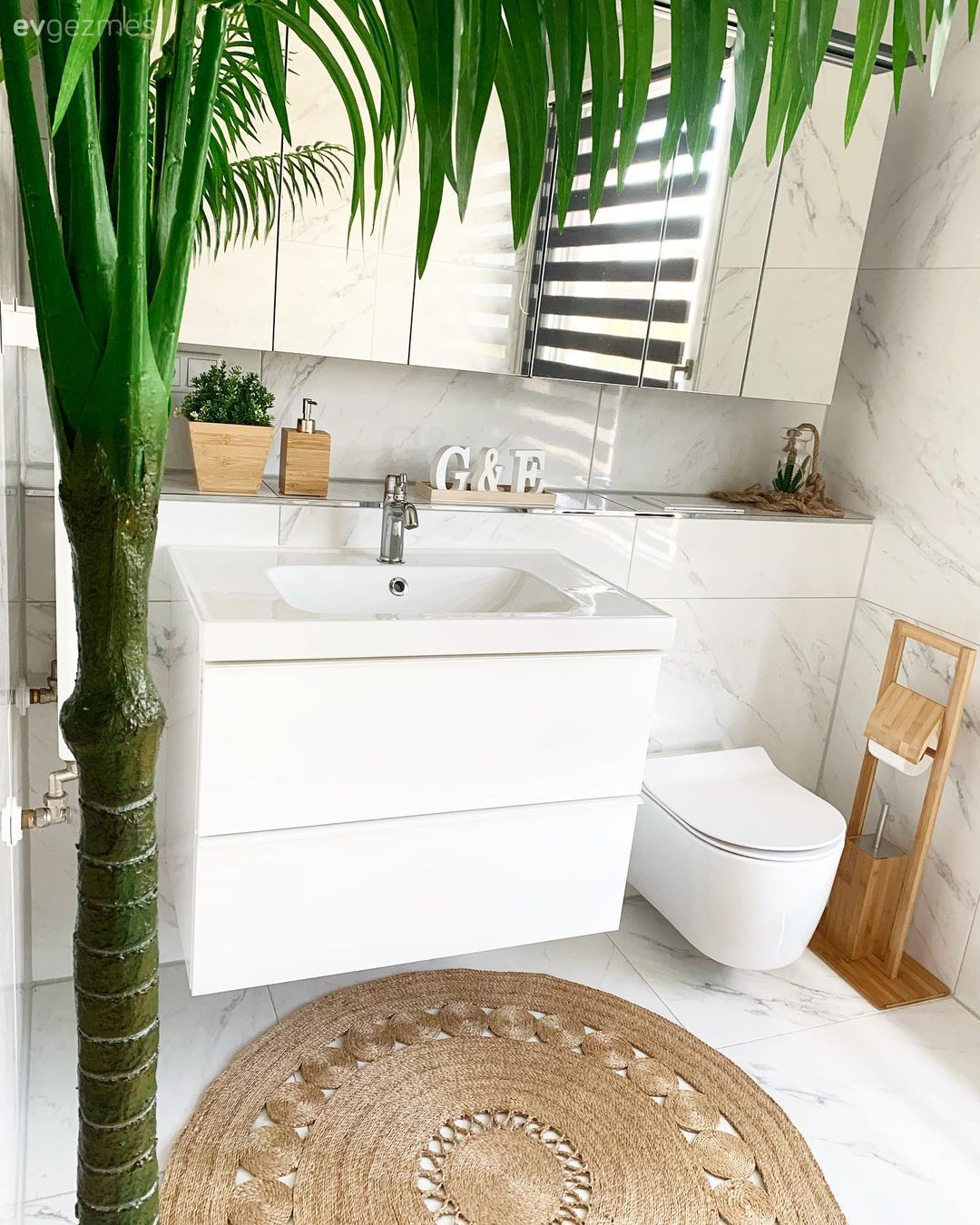 Banyo, Modern, Beyaz, Banyo dolabı, Banyo aynası, Ev bitkisi, Banyo paspası