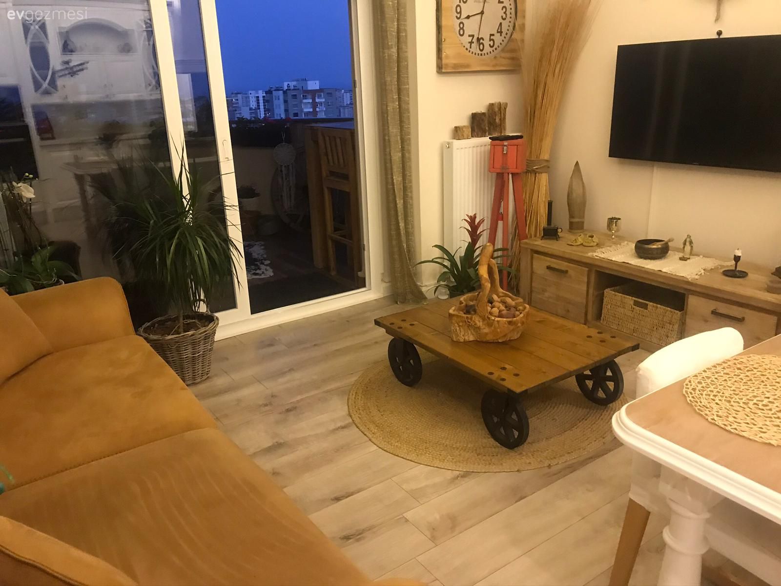 Salon, Rustik, Kahverengi, Beyaz, Yeşil, Koltuk takımı, Saksı, Ev bitkisi, Tablo, Duvar dekorasyonu, Orta sehpa, Sehpa, Tv ünitesi