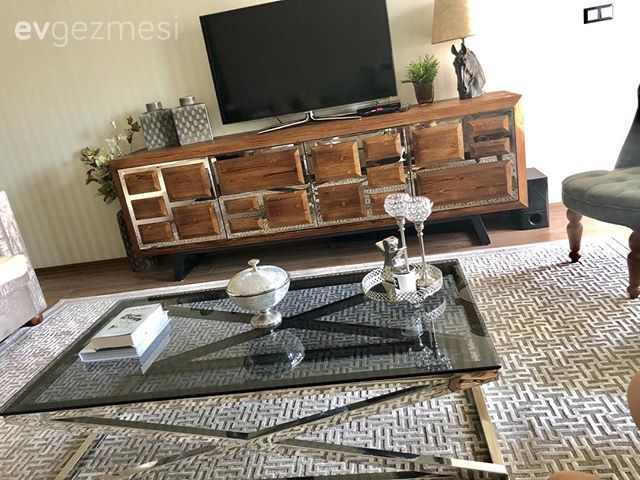 Göz Alıcı Tasarımların Şıklık Kattığı Bir İzmir Evi