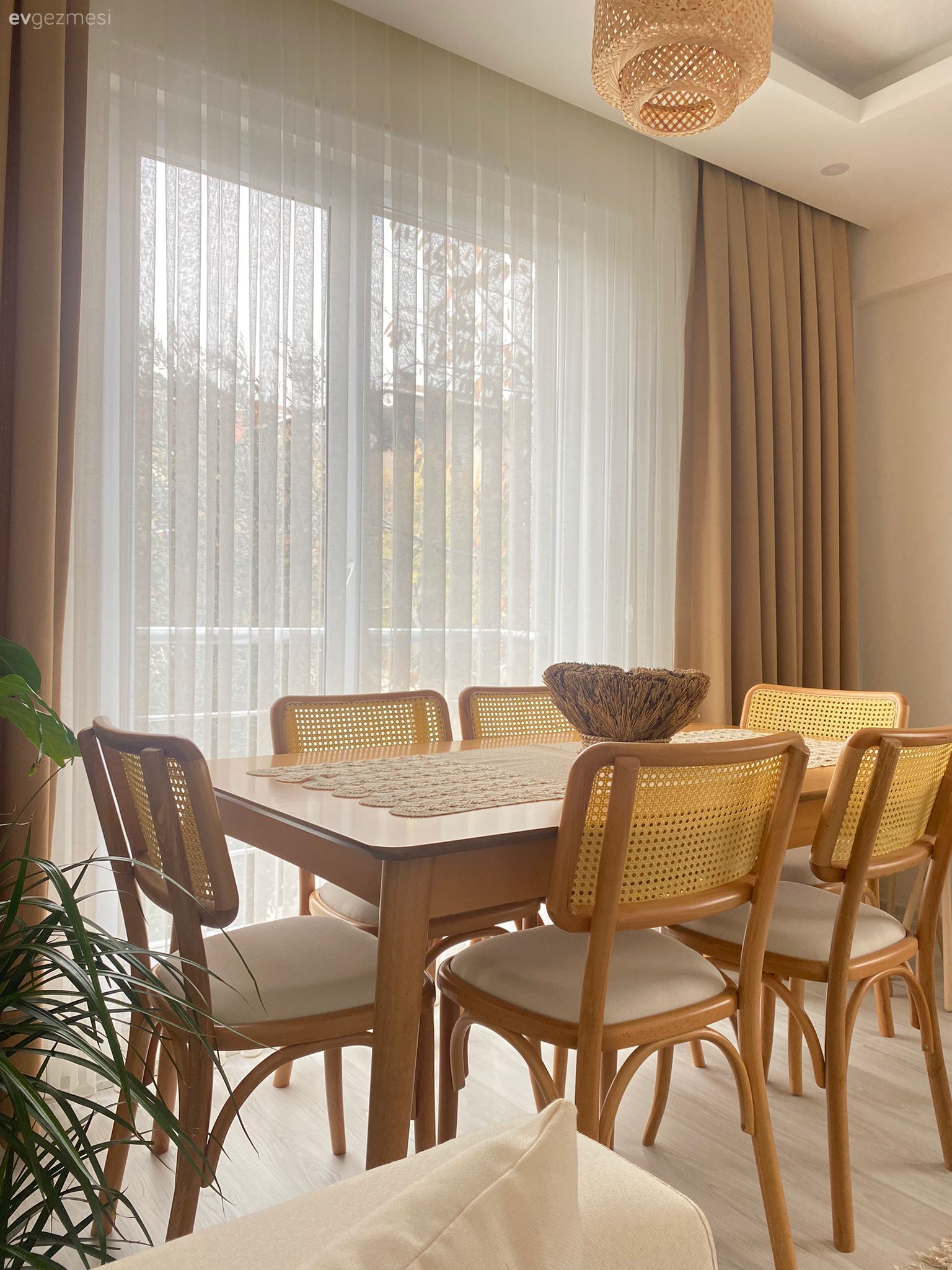 Fon perde, Perde, Tül perde, Yemek masası, Vazo, Ev Aksesuar, Masa örtüsü, Ev tekstili, Beyaz, Ahşap Mobilya, Krem, Bej, Kahverengi