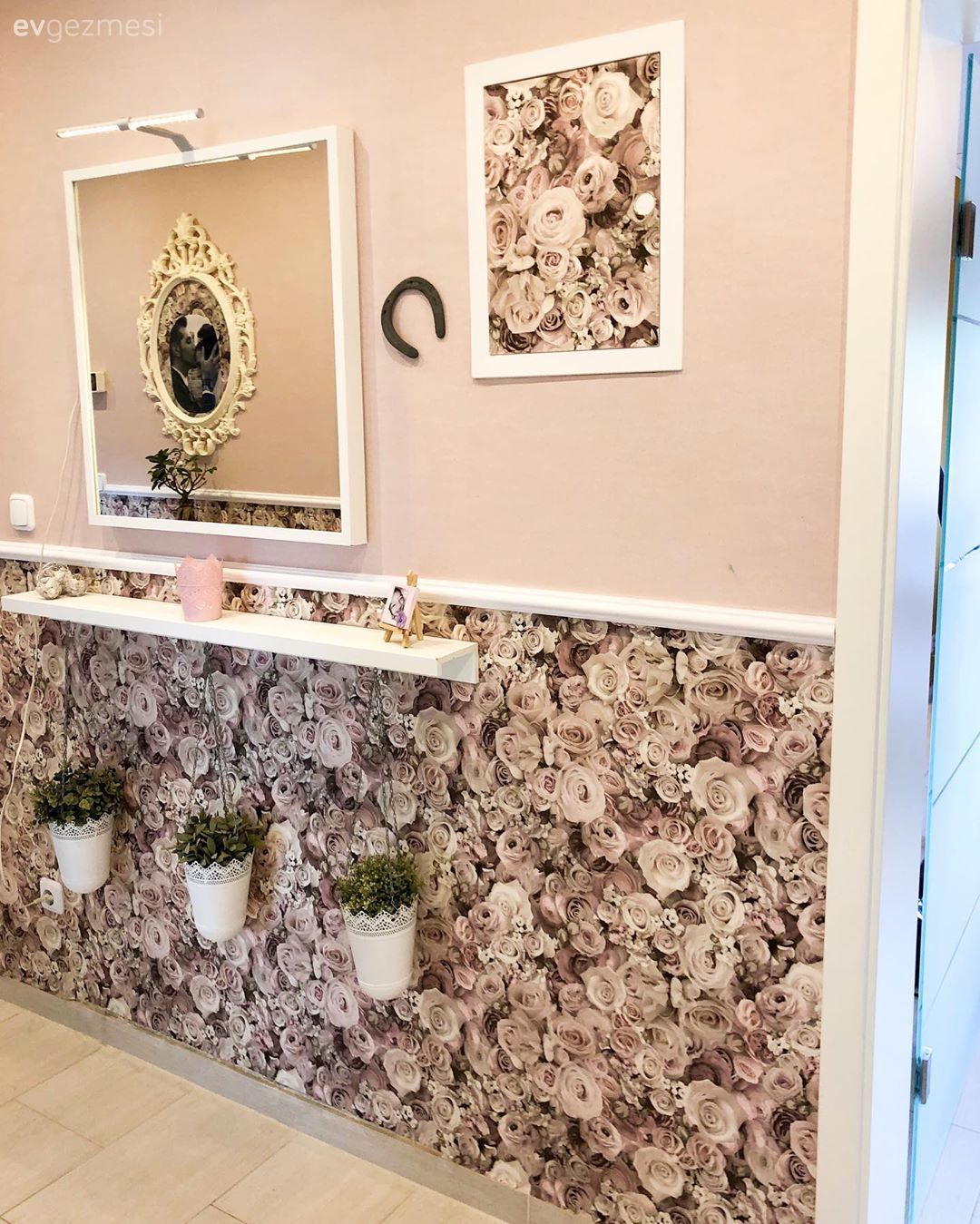 Antre, Beyaz, Pudra pembe, Çiçekli desen, Desenler, Duvar çıtalama, Çiçeklik, Çerçeve, Ayna, Ev bitkisi