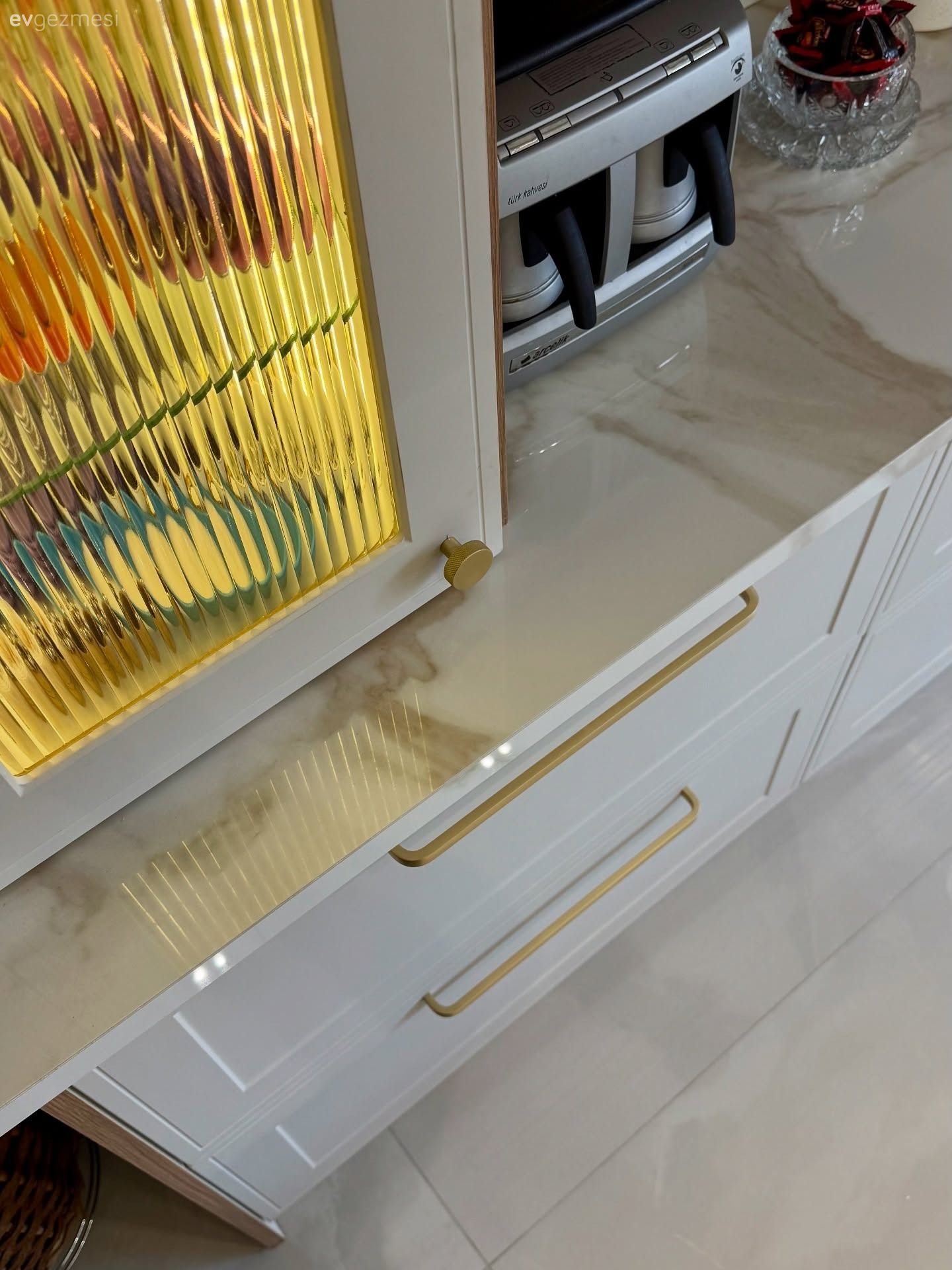 Cam kapaklı dolap, Beyaz, Porselen tezgah