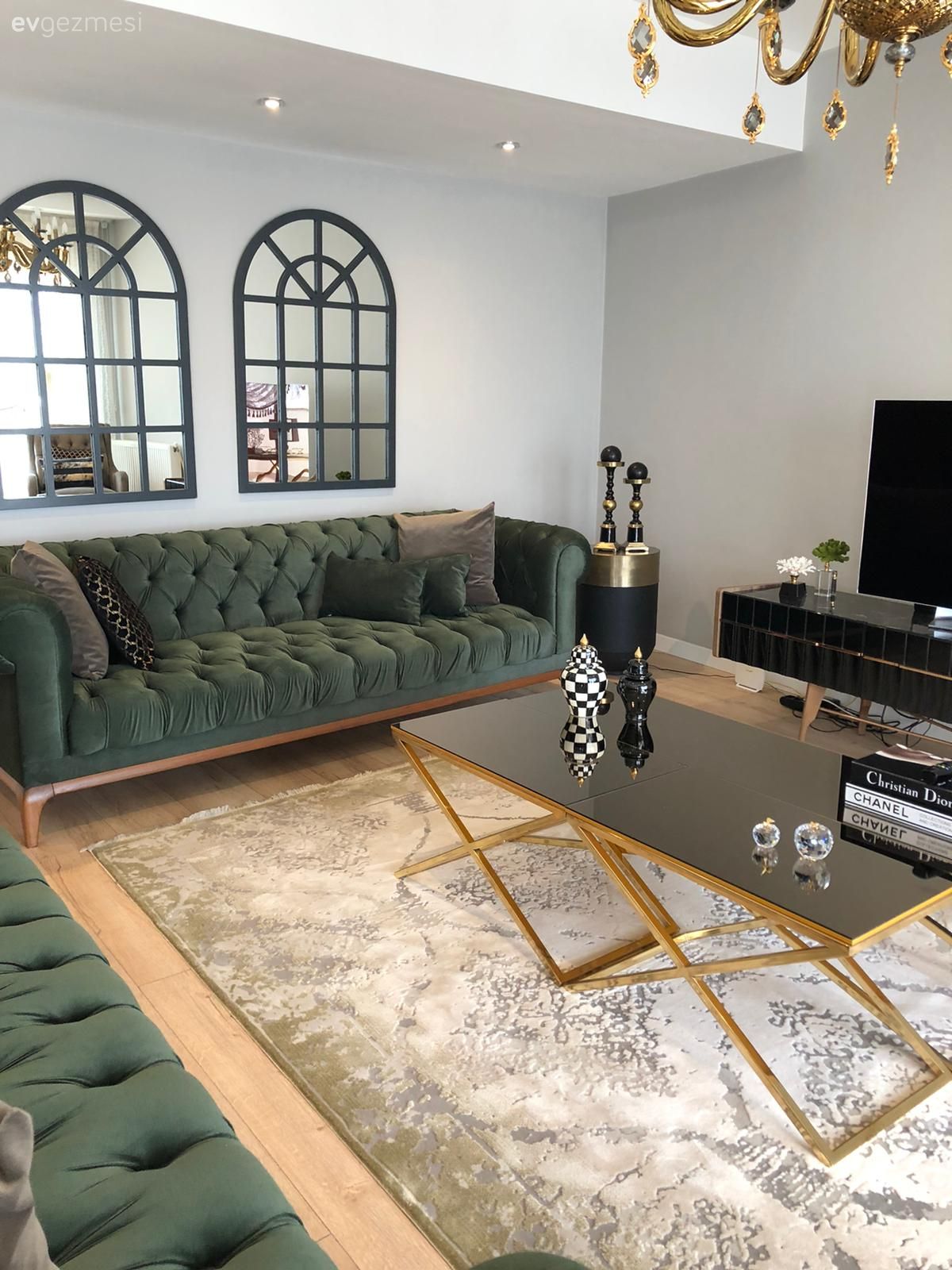 Dubleks evler, Salon, Modern klasik, Altın, Yeşil, Vizon, Gri, Siyah, Modern chesterfield, Koltuk takımı, Pencere duvar dekoru, Duvar dekorasyonu, Orta sehpa, Sehpa, Aynalı mobilya, Ayna, Metal ayaklı sehpa, Avize, Aydınlatma, Salon avizesi, Halı, Salon halısı, Yan sehpa, Ev Aksesuar, Tv ünitesi