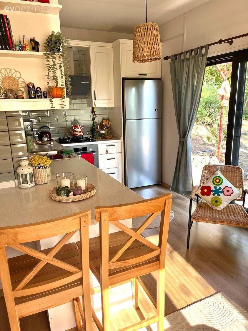 Müstakil Ev, Açık konsept yaşam alanı, Mutfak, Amerikan Mutfak, Beyaz, Beyaz ve ahşap mutfak, Yeşil, Duvar rafı, Duvar dekorasyonu, Bar masa & sandalyeleri, Mutfak perdesi, Hasır avize, Mutfak aksesuarları, Halı