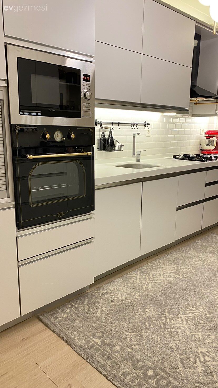 Kulpsuz mutfak dolabı, Mutfak tezgahı, Mutfak, Mutfak tezgah arası, Davlumbaz, Halı, Salon halısı, Mutfak rafı, Metal sandalye, Sandalye, Ankastre