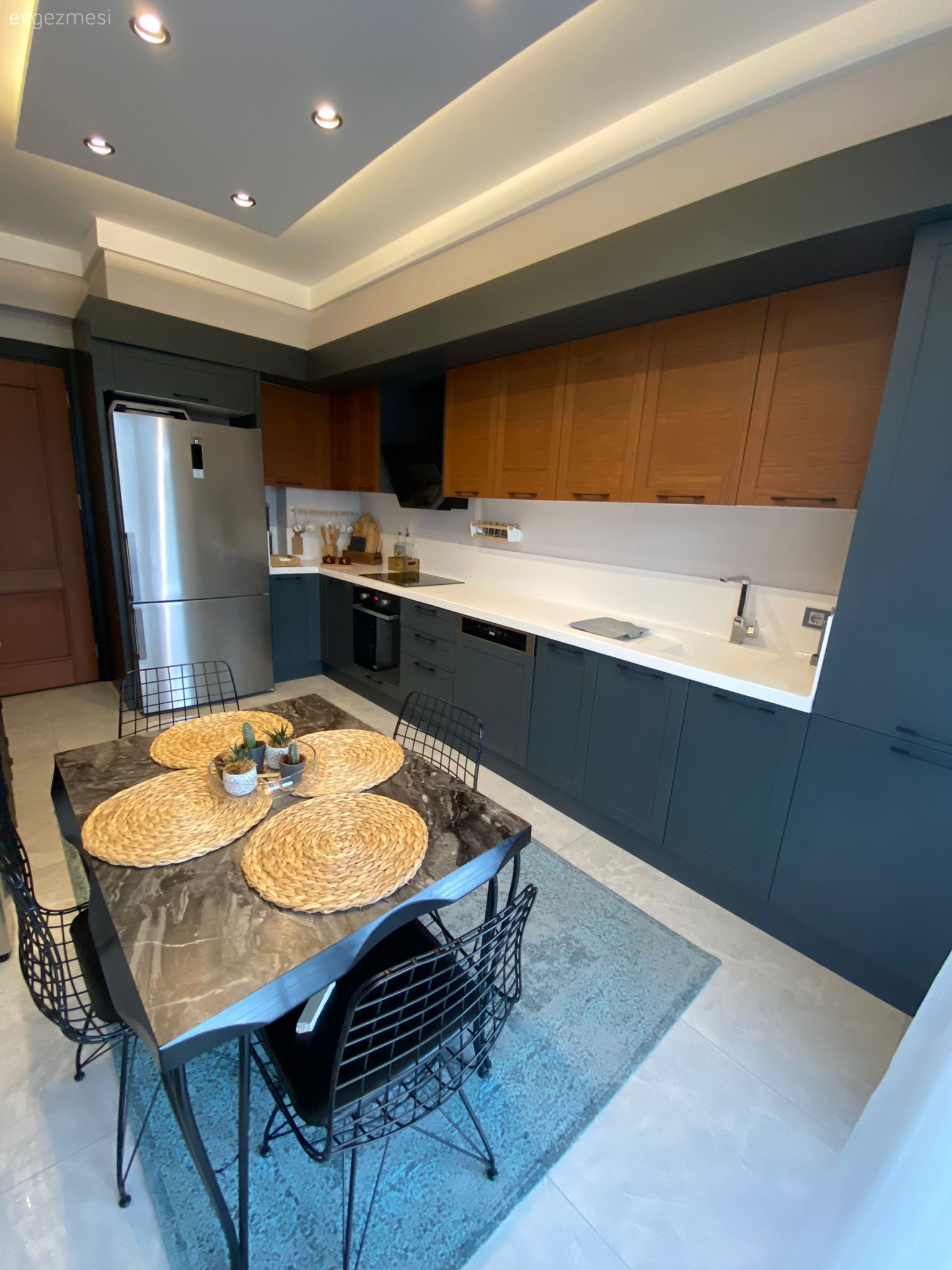 Mutfak, Modern mutfak, Siyah, Kahverengi, Beyaz, Mutfak tezgahı, Mutfak tezgah arası, Tezgah arası doğal taş, Tavan dekorasyon, Led aydınlatma, Aydınlatma, Mutfak perdesi, Mutfak halısı, Sandalye, Mutfak masası, Spot aydınlatma, Gri, Antrasit  