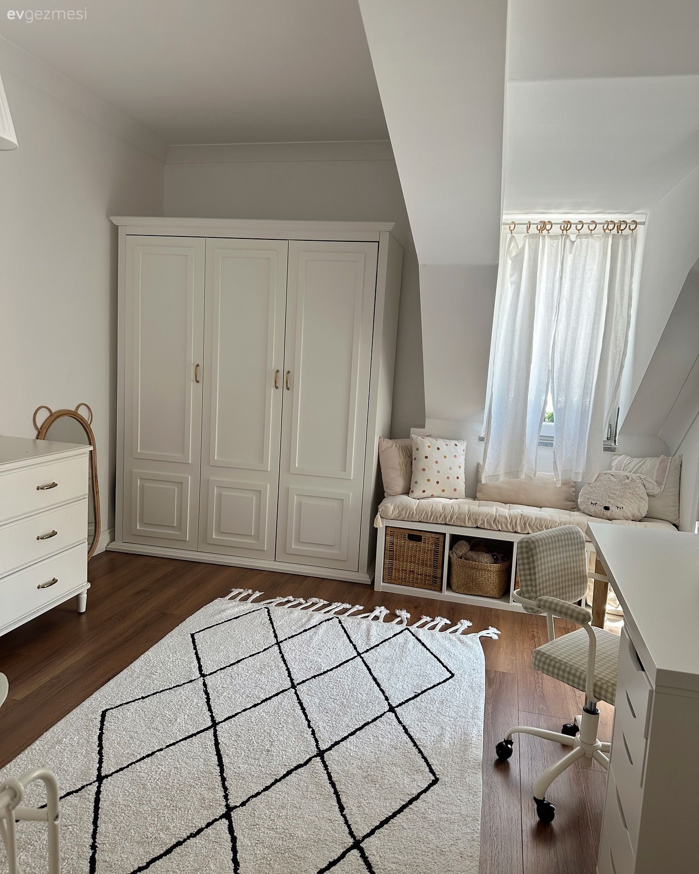 Ferah Tonlardan Şaşmayan Bu Ev Yeniliklere Hep Açık!