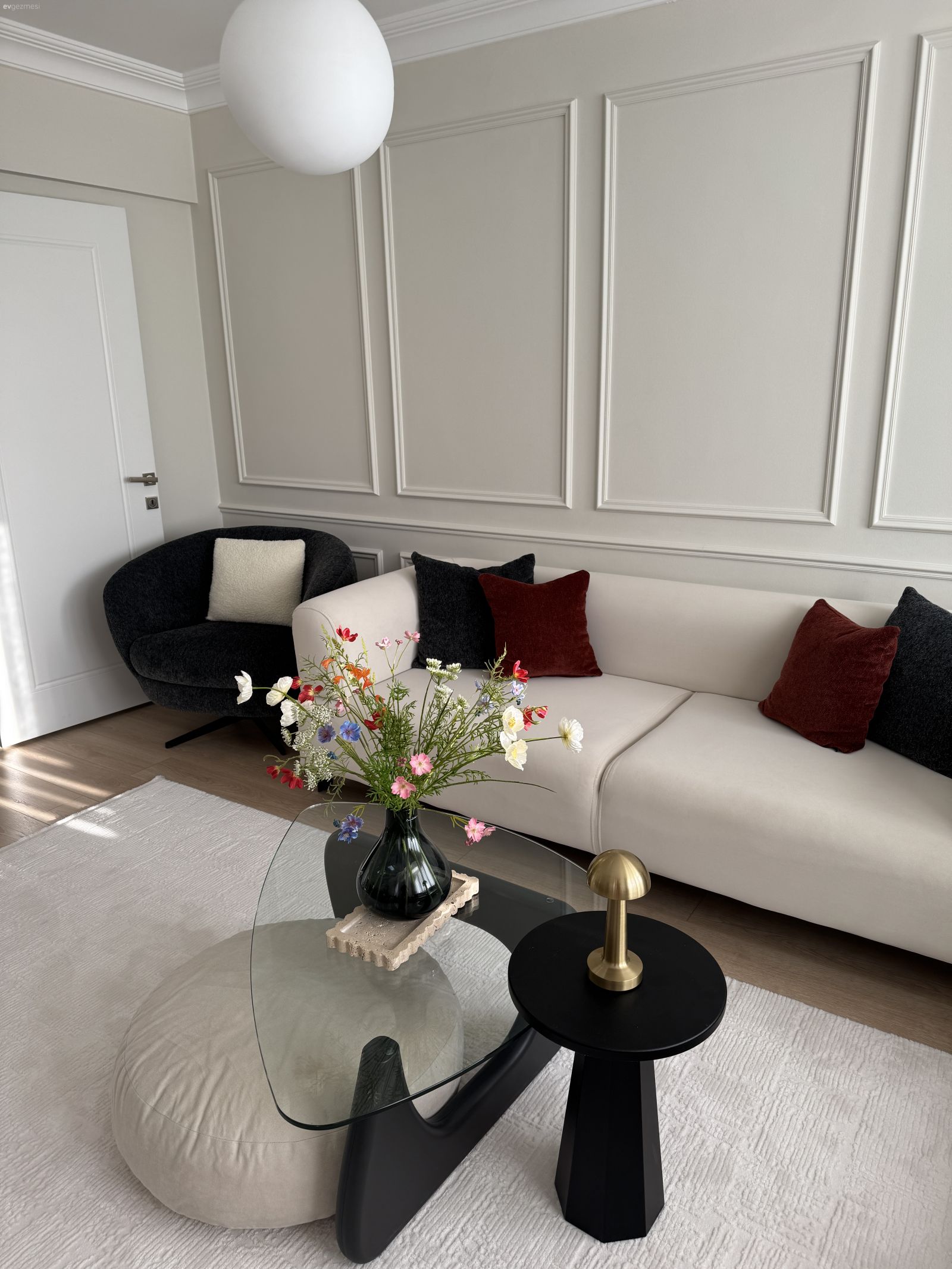 Bu Modern Salonda Krem Koltuklar Ferahlık ve Konfor Kaynağı