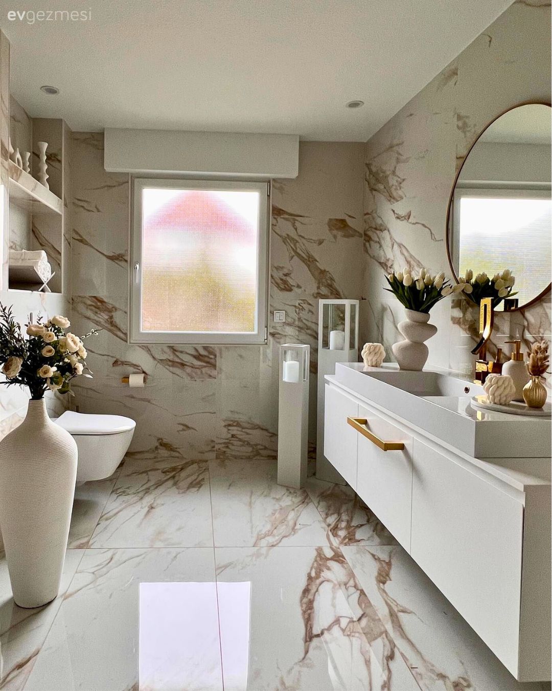 Ev Gezmesi: Cam ve Ahşabın Tüm Sıcaklığını Alan İki Katlı Müstakil Ev