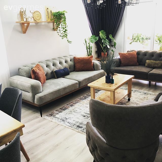 Salon, Gri, Antrasit  , Turuncu, Perde, Tül perde, Parke, Kapitoneli koltuk, Ahşap Mobilya, Yan sehpa, Sehpa, Ev bitkisi, Kırlent, Beyaz, Modern rustik, Duvar rafı, Duvar dekorasyonu, Orta sehpa, Fon perde, Halı, Salon halısı, Avize, Aydınlatma, Salon avizesi, Berjer