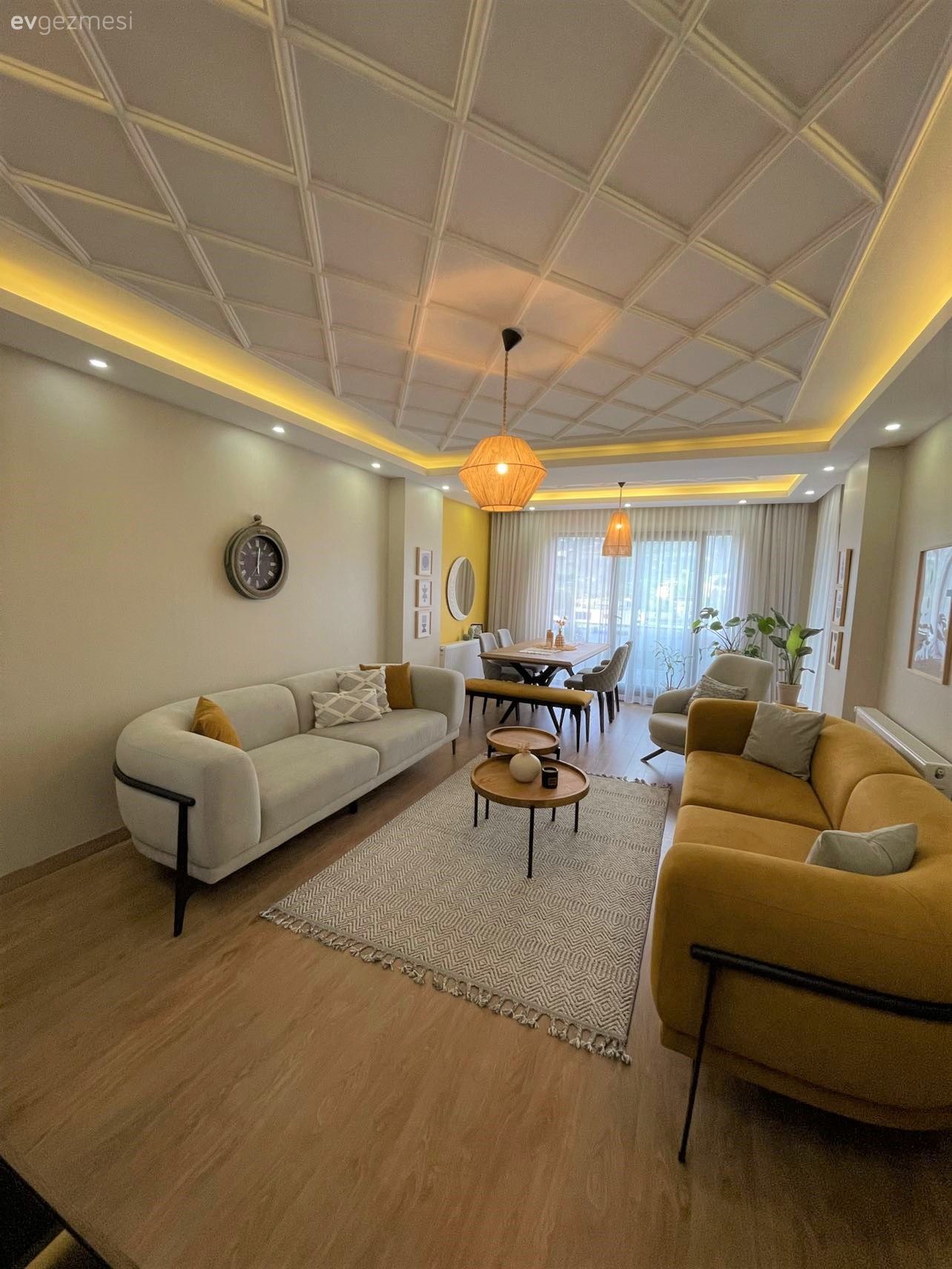 Bu Samsun Evinde Beyaz ve Sarı Ortaklığı Alanı Şenlendirmiş!